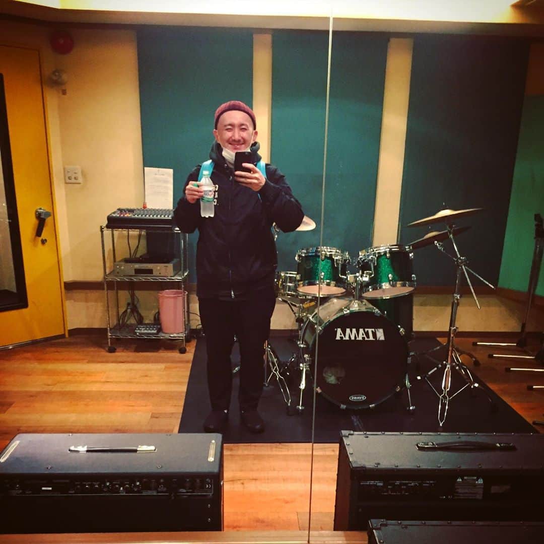 大岡源一郎のインスタグラム：「シコみ。 . #11月1日ロストインタイム配信ライブ #三井さんの誕生日の次の日 #2か月タメ #三ツ矢サイダー #嘘笑顔」
