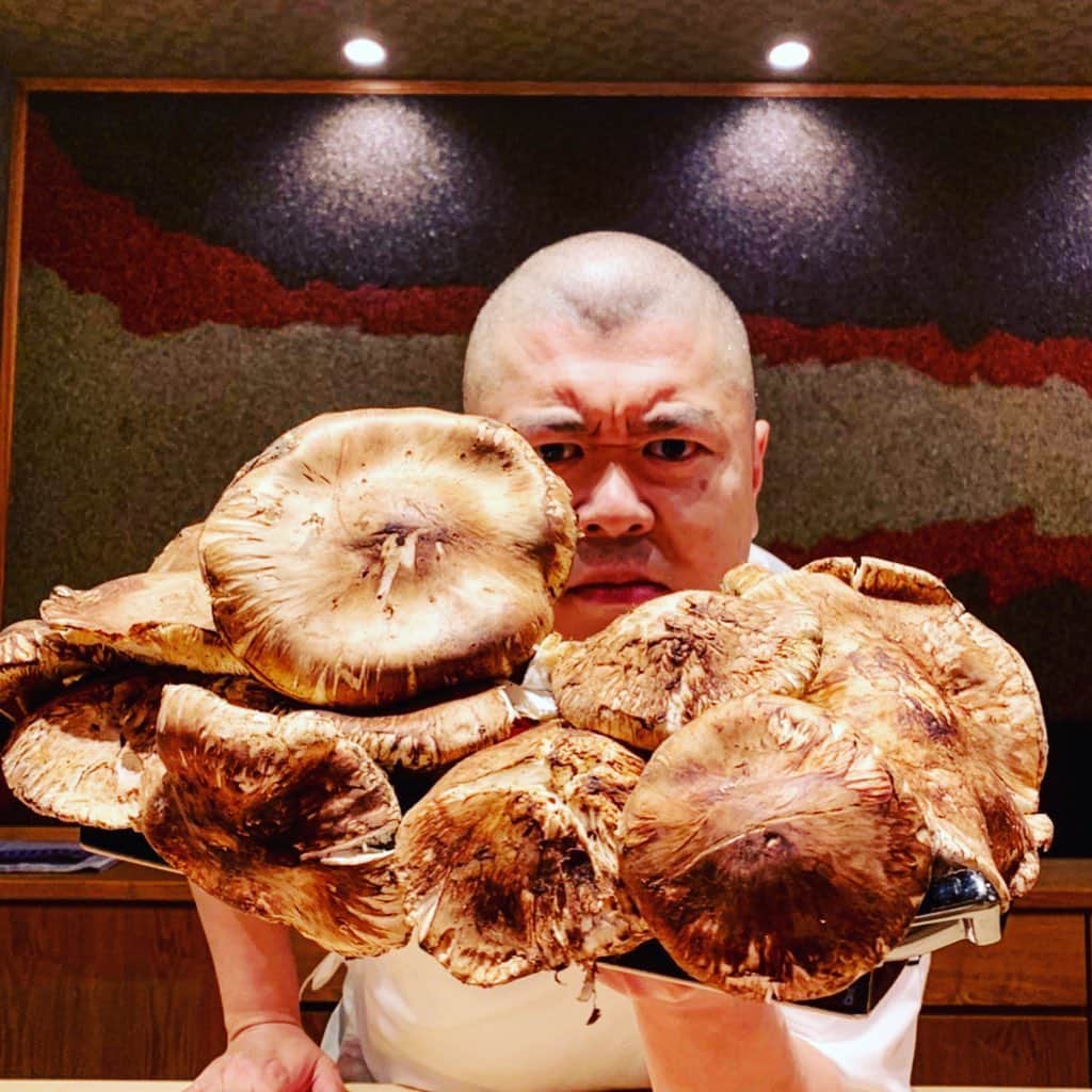  WATANABETAKAYOSHIさんのインスタグラム写真 - ( WATANABETAKAYOSHIInstagram)「Matutake mushroom 🍄」10月19日 16時22分 - teruzushi