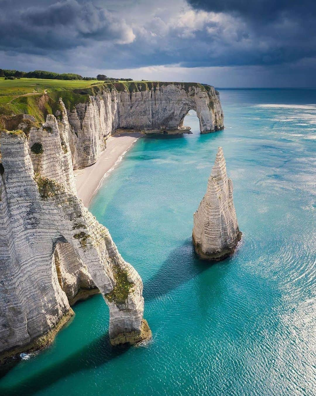 Canon Photographyさんのインスタグラム写真 - (Canon PhotographyInstagram)「The stunning french coastline 🇫🇷 Photography // @nick_skeyes  Curated by @steffeneisenacher  #france #etretat #etretatcliffs #coastline #cliffs」10月19日 16時22分 - cpcollectives