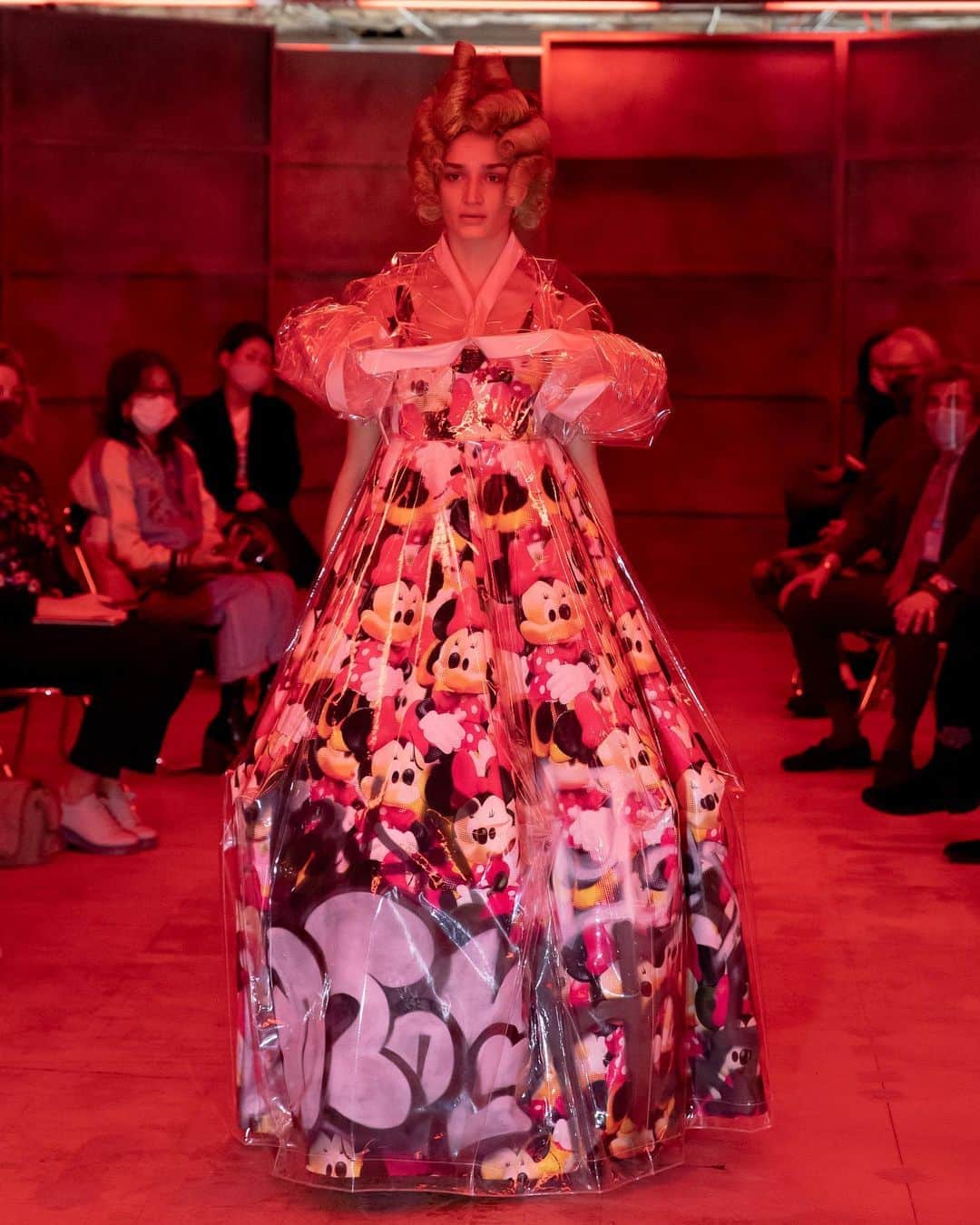 のインスタグラム：「【コレクション】「コム デ ギャルソン（COMME des GARÇONS）」が、東京で新作コレクションを発表するのは約40年ぶり。1981年からパリコレクションに参加し続けてきましたが、新型コロナウイルスの影響で今シーズンは参加を取りやめ、南青山の本社で2021年春夏コレクションのフロアショーを開催しました。デザイナー川久保玲による創作のテーマとなったのは「不協和音」。コレクションレポートはトップのURLから🔗 @commedesgarcons」