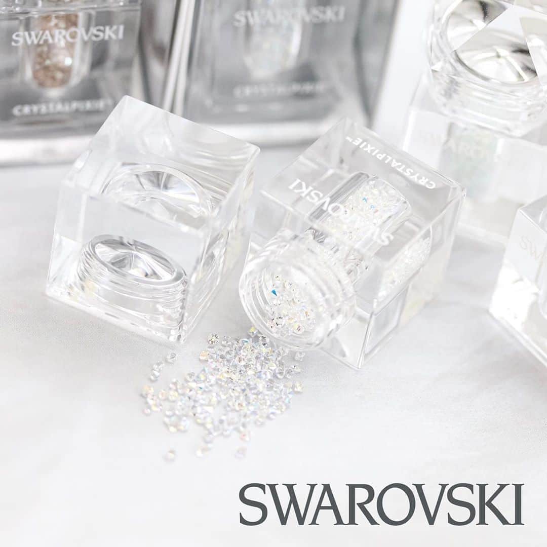 のインスタグラム：「⭐️ SWAROVSKI クリスタルピクシー ⭐️﻿ .﻿ オシャレな新パッケージで登場‼️‼️﻿ .﻿ 強烈な輝きと繊細なきらめきを添えるクリスタルピクシープチは、あなたの爪を天空のストラトスフィアに変化させます💎✧︎﻿ .﻿ 高揚感をもたらす色調から大胆でエキゾチックなきらめくシルバーに至るまで豊富なカラーを取り揃え、日常使いの優雅なデザインから人目を引きつけるデザインまで、クリエイティブな感性を照らし出します✨﻿ .﻿ 爪全体に塗布しても、エッジ、バブル、またはスワロフスキー フラットバックとクリエイティブに組み合わせても、魅惑的な美しさが持続し、マニキュアの輝きを最大限に引き立てます💅🏼💓﻿ .﻿ .﻿ #nail #nails #nailart #tat #nailshoptat #ティーエーティー﻿ #beauty #cute #美甲 #トレンド #ネイルデザイン #네일 #naildesign #trend #OOTD #kawaii #instagood﻿ #しぇあねいる #ネイル #スワロ #SWAROVSKI #キラキラ #キラキラネイル #アート」