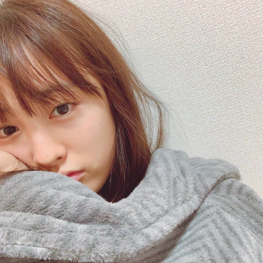 大友花恋さんのインスタグラム写真 - (大友花恋Instagram)「さっ！やってまいりました！ 寒くて、着る毛布、着続けちゃう選手権！ #日に日に下がる気温と #日に日に明るくなっている気がする髪の毛」10月19日 16時27分 - karen_otomo