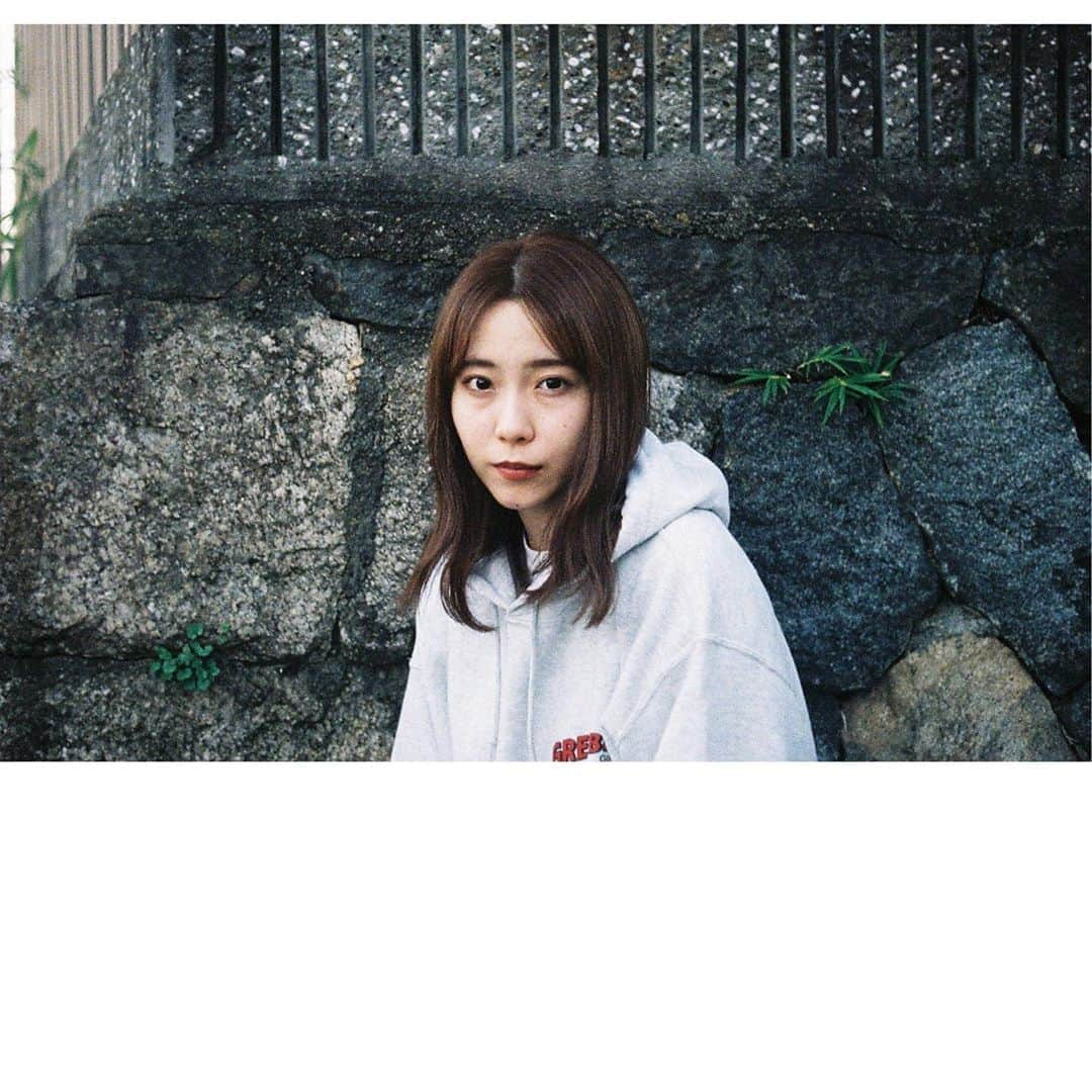 YUNA（芳森由奈）さんのインスタグラム写真 - (YUNA（芳森由奈）Instagram)「. 腹　千　漫 . 腹が満たされた何分か後にはすぐ腹が減るもんだ。 食べ物に限らずぜんぶ、  頼りない自分を頼って 迷いない自分を迷わせて 嫌味ない自分を嫌って 信じない自分を信じて  #film #OLYMPUS #pen #penft #ハーフカメラ」10月19日 16時30分 - yoshimoriyuna