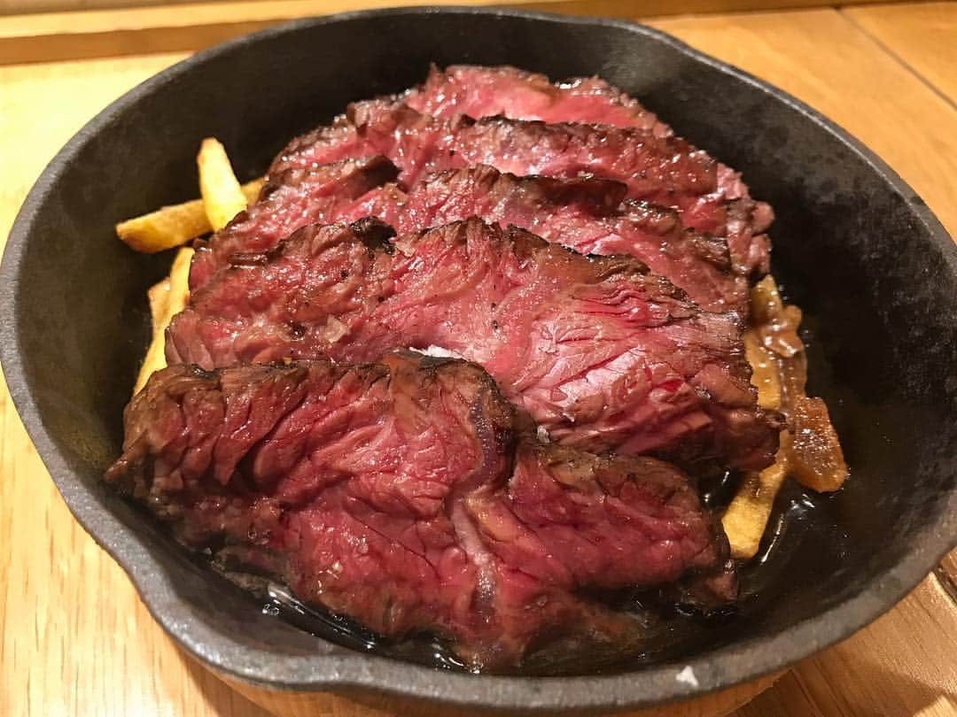 肉talian 金山店のインスタグラム：「サガリ登場🥩✨ . こんばんは！肉talian金山店のあゆみです！ . メインの牛肉が、肩ロースからサガリになりました🐮 サガリってどこ🙄ってなった方もいらっしゃるかも、、、サガリは横隔膜の近くのお肉です！ ジューシーで柔らかい赤身💗ワインとの相性もばっちり！！ . ちなみに私のおすすめワインは「ラヤ」🍷スペインのフルボディです！渋みがありつつ、旨味がギュッと詰まっている印象😉ぜひお試しください！ .  #肉talian #肉タリアン #金山 #肉 #ワイン #ステーキ #カジュアルイタリアン #イタリアン #豚肉 #ポルケッタ #鶏肉 #フライドチキン #メッセージプレート #デザートプレート #金山南口 #名古屋 #誕生日 #バースデーサプライズ #サプライズメッセージ #サプライズプレート .」