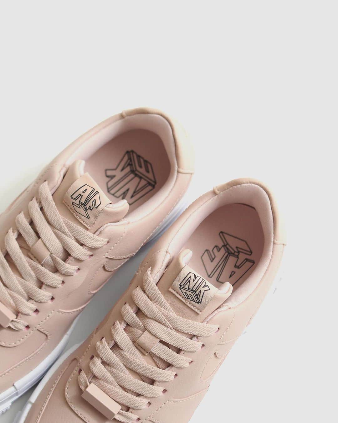 A+Sのインスタグラム：「2020. 10. 22 (thu) in store  ■NIKE WMNS AF1 PIXEL COLOR : BROWN SIZE : 23.0cm - 24.5cm PRICE : ¥11,000 (+TAX)  スニーカーの歴史を塗り替えた一足。 あなたはいつだって最高にクール。ナイキ エア フォースワン ピクセル LXで、それを証明しよう。リニューアルされた、女性による女性のためのオフコートスタイル。 新しいロゴときちんと感のあるアッパーが、新鮮でユニークな多用途性を実現しました。湾曲したソールとミッドソールの大きなモザイク模様のディテールが、モダンな雰囲気をプラス。 逆さのスウッシュのデザインが、ひるまない大胆さを表現しています。「ゲームに参戦しているだけじゃない、ゲームをリードしているんだ。」  A pair that rewrote the history of sneakers. You are always the coolest. Prove it with the Nike Air Force One Pixel LX. Renewed off-coat style for women by women. The new logo and neat upper give it a fresh and unique versatility. Large mosaic details on the curved sole and midsole add a modern touch. The upside-down swoosh design expresses unwavering boldness. "I'm not just in the game, I'm leading the game."  #a_and_s #NIKE #NIKEAIRFORCE1 #NIKEAIRFORCE1PIXEL」