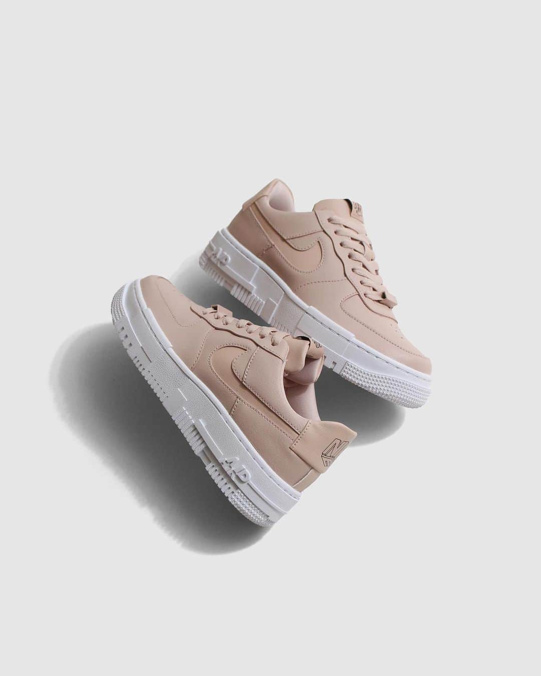 A+Sのインスタグラム：「2020. 10. 22 (thu) in store  ■NIKE WMNS AF1 PIXEL COLOR : BROWN SIZE : 23.0cm - 24.5cm PRICE : ¥11,000 (+TAX)  スニーカーの歴史を塗り替えた一足。 あなたはいつだって最高にクール。ナイキ エア フォースワン ピクセル LXで、それを証明しよう。リニューアルされた、女性による女性のためのオフコートスタイル。 新しいロゴときちんと感のあるアッパーが、新鮮でユニークな多用途性を実現しました。湾曲したソールとミッドソールの大きなモザイク模様のディテールが、モダンな雰囲気をプラス。 逆さのスウッシュのデザインが、ひるまない大胆さを表現しています。「ゲームに参戦しているだけじゃない、ゲームをリードしているんだ。」  A pair that rewrote the history of sneakers. You are always the coolest. Prove it with the Nike Air Force One Pixel LX. Renewed off-coat style for women by women. The new logo and neat upper give it a fresh and unique versatility. Large mosaic details on the curved sole and midsole add a modern touch. The upside-down swoosh design expresses unwavering boldness. "I'm not just in the game, I'm leading the game."  #a_and_s #NIKE #NIKEAIRFORCE1 #NIKEAIRFORCE1PIXEL」