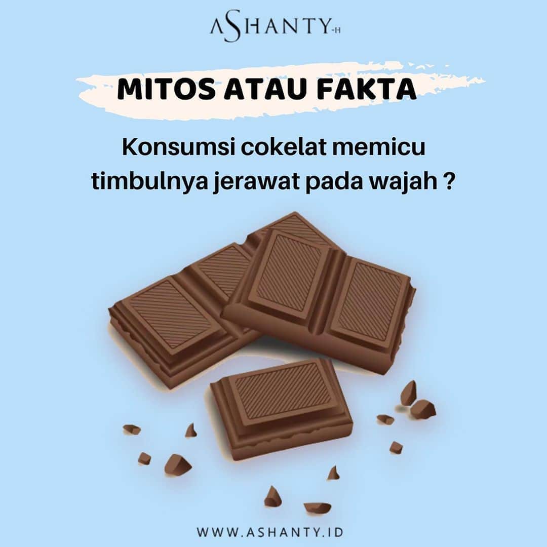 ASHANTY BEAUTY CREAM OFFICIALのインスタグラム：「Mitos atau fakta konsumsi cokelat dapat memicu timbulnya jerawat pada kulit wajah ?  “MITOS” Faktanya, cokelat justru memiliki  kandungan nutrisi yang bermanfaat baik bagi kesehatan tubuh dan kulit. Kandungan antioksidannya ampuh merawat kulit agar tetap lembab dan awet muda.  Namun Ladies harus lebih cermat dalam memilih cokelat ya. Kandungan gula yang tinggi di dalam olahan cokelat bisa memberikan efek samping bagi kesehatan . Oleh sebab itu, sangat disarankan untuk memilih cokelat yang kandungan kakaonya cukup tinggi, setidaknya 60% dari seluruh total produk cokelat itu sendiri. Dark chocolate inilah yang dilaporkan memiliki manfaat cokelat yang baik bagi tubuh, dan yang sebaiknya ladies dapatkan memanjakan kult ladies.  Sumber : https://bit.ly/2T43FPp  _____________________________ Informasi dan pemesanan  Ashanty Beauty Cream Chat Via WA : WA: 081287388885 WA: 085781140354 WA: 087778489900 WA: 081293823950 ⚡️ Fast Respons Click Link On Bio Instagram @ashantyid ❣️ ______________________________ #ashantybeautycream #creamashanty #skincareashanty #skincare #skincareartis #skincarelokal #creamwajah #creamperawatanwajah #obatjerawat #jerawat #kosmetik #krimwajah #creamwajah #whiteningcream #ashantyid #ashanty」