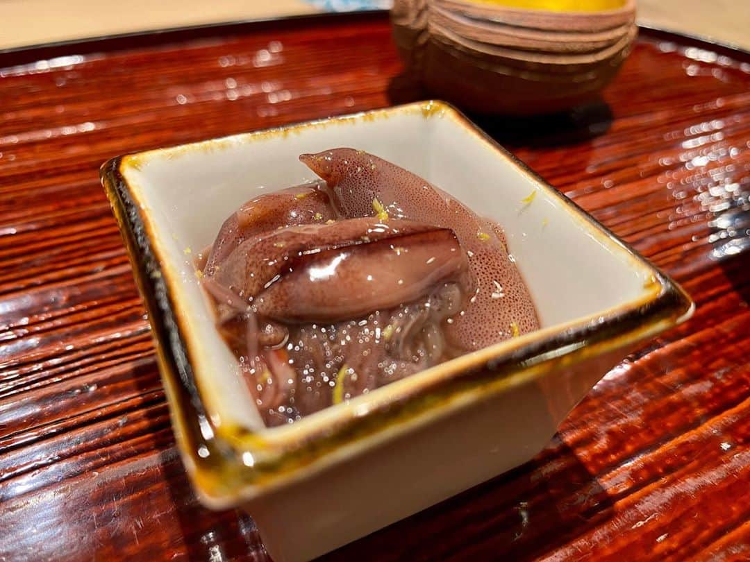 迫田愛子さんのインスタグラム写真 - (迫田愛子Instagram)「これが本当の海老反り‼︎﻿ 幻の葡萄海老を頂きました。。﻿ ﻿ 貴重なお席に呼んで頂き、東麻布天本さんへ。﻿ ため息の連続。。✨﻿ 感動的でした。。✨﻿ ﻿ 初めて伺って、次いつ行けるか、はたまた次行く事が出来るか⁈﻿ と言う貴重なお席で、幻の葡萄海老を食べる事が出来たなんて、、、﻿ ﻿ わたしってなんてラッキーガール！！笑﻿ また行けますように🙏✨﻿ ﻿ #東麻布 #天本」10月19日 16時34分 - aiko_esnail
