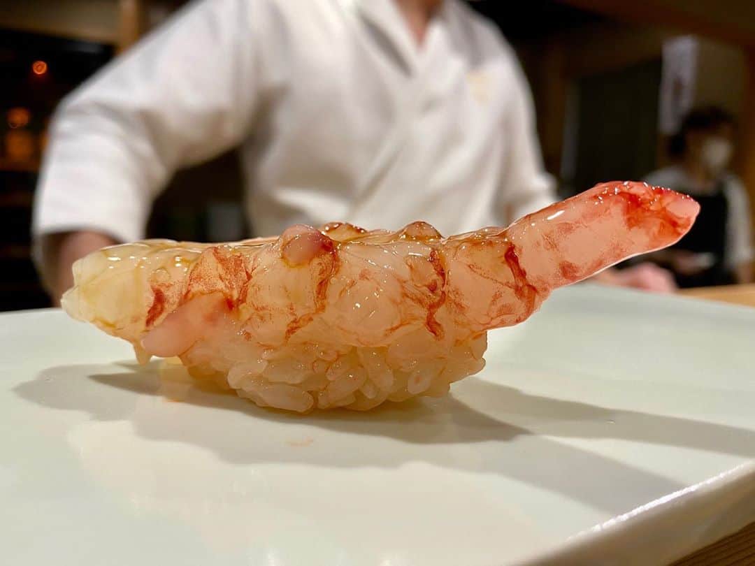 迫田愛子のインスタグラム：「これが本当の海老反り‼︎﻿ 幻の葡萄海老を頂きました。。﻿ ﻿ 貴重なお席に呼んで頂き、東麻布天本さんへ。﻿ ため息の連続。。✨﻿ 感動的でした。。✨﻿ ﻿ 初めて伺って、次いつ行けるか、はたまた次行く事が出来るか⁈﻿ と言う貴重なお席で、幻の葡萄海老を食べる事が出来たなんて、、、﻿ ﻿ わたしってなんてラッキーガール！！笑﻿ また行けますように🙏✨﻿ ﻿ #東麻布 #天本」