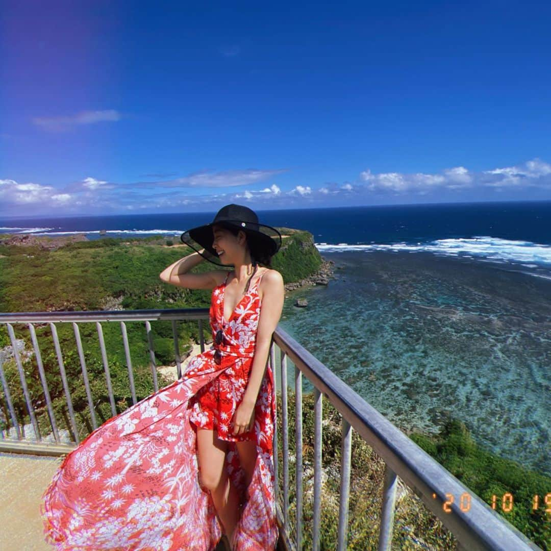 May Pakdee メイ パクディのインスタグラム：「Happy cliff happy girl 🦀🌊 super sunny , winds so comfortable, ocean view so beautiful 😍 . . . . 沖縄旅行、お天気に恵まれ今日はハッピークリフに行きました🏖風も気持ちし、絶景スポット感激🙈🙈❤️. . . . #沖縄 #沖縄旅行 #夏休み #ハッピークリフ #happy #okinawa #summerholidays #Japan #oceanview」