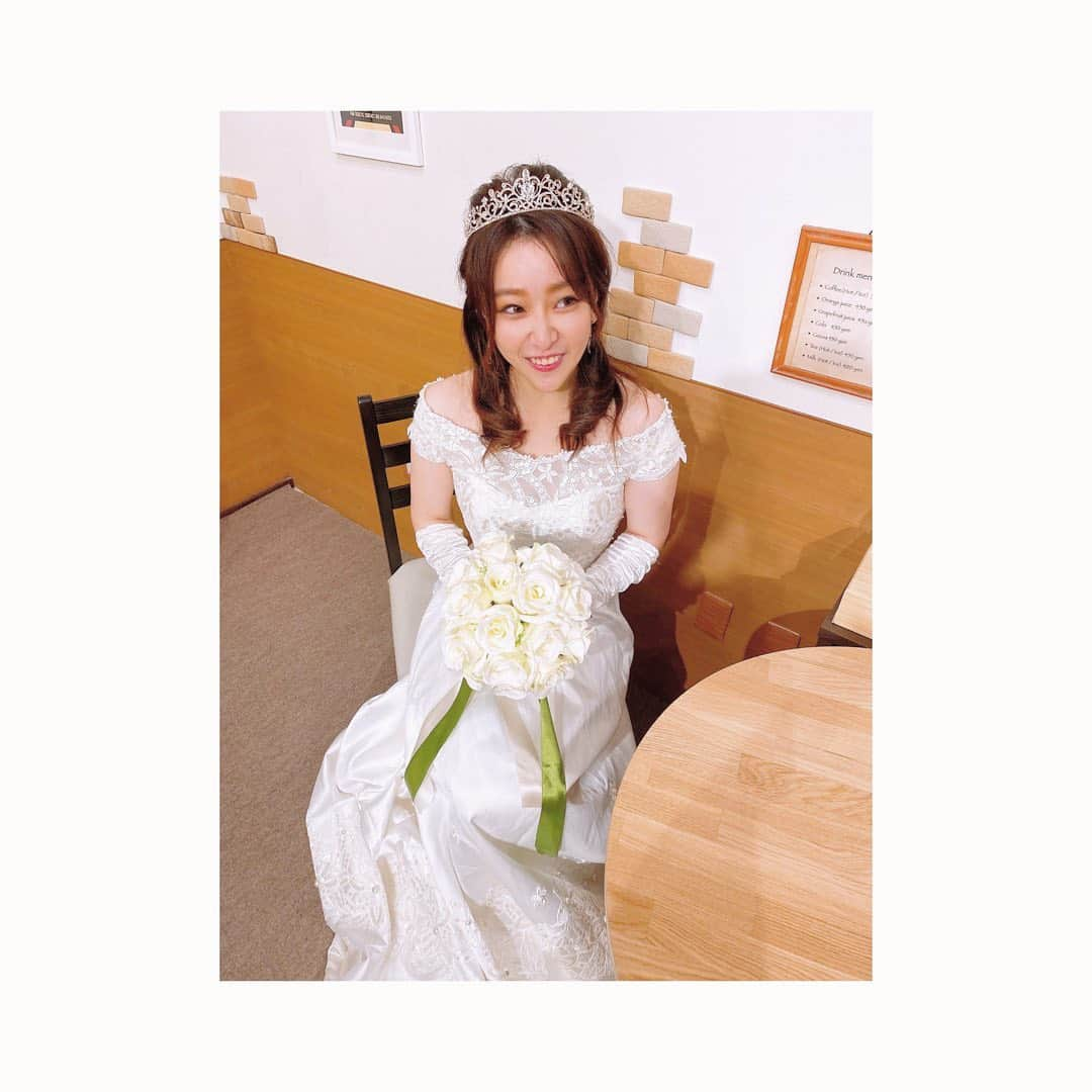 中冨杏子さんのインスタグラム写真 - (中冨杏子Instagram)「.*･ﾟ　.ﾟ･*.👗.*･ﾟ　.ﾟ･*. . 最近心の底から笑えてますか？ そのままの笑顔でいれてますか？ . 世の中まだまだ 元通りにはならないけど、  頑張っていきましょう！ (私もね) . . #今日も雨 #ひんやり #私は私で   #コート着よう #夜地獄 #寒がり女子  #ドレス #ウエディング #自分でヘアアレンジ  #ドレスは借りました #白ドレス #ドレスコーデ  #ドレスアップ  #結婚ではありません #相互フォロー募集  #そうごふぉろー  #フォロー #いいね #タグ付け感激  #眠たい」10月19日 16時39分 - anko_nakatomi