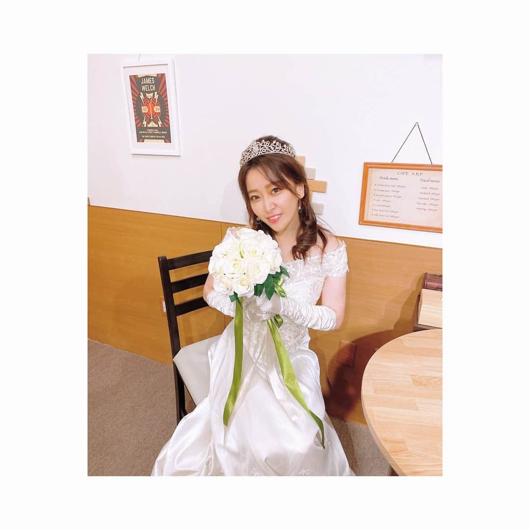 中冨杏子さんのインスタグラム写真 - (中冨杏子Instagram)「.*･ﾟ　.ﾟ･*.👗.*･ﾟ　.ﾟ･*. . 最近心の底から笑えてますか？ そのままの笑顔でいれてますか？ . 世の中まだまだ 元通りにはならないけど、  頑張っていきましょう！ (私もね) . . #今日も雨 #ひんやり #私は私で   #コート着よう #夜地獄 #寒がり女子  #ドレス #ウエディング #自分でヘアアレンジ  #ドレスは借りました #白ドレス #ドレスコーデ  #ドレスアップ  #結婚ではありません #相互フォロー募集  #そうごふぉろー  #フォロー #いいね #タグ付け感激  #眠たい」10月19日 16時39分 - anko_nakatomi