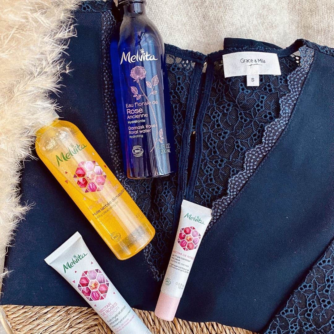 Melvita Officialのインスタグラム：「🍂 [JEU CONCOURS TERMINÉ] 🍂  Un concours tout en douceur pour prendre soin de vous…  A cette occasion, nous nous associons à la jolie marque de prêt-à-porter engagée @graceandmila   Tentez de remporter un lot exceptionnel :  🍁 La robe Grace and Mila de votre choix  🍁 La routine hydratation à la rose Melvita:   - 1 Huile lactée démaquillante Nectar de Roses    -1 Eau Florale de Rose   -1 Soin de Jour hydratation 48h Nectar de Roses   -1 Gel frais contour des yeux Nectar de Roses   Pour participer, rien de plus simple :  👍 Suivez les comptes @melvitaofficial et @graceandmila  ❤ Likez ce post  💬 Commentez la publication en invitant 2 ami(e)s à participer  Concours ouvert à la France Métropolitaine : fin du concours le 25 Octobre inclus.  Une seule participation par foyer. Seront exclus les comptes concours, merci.  Alors n’attendez plus et tentez votre chance ! 🍀  #melvita #cosmétique #bio #engagé #Nectarderoses #graceandmila #collaboration #jeuconcours #gift #cadeau #automne #onvousgate #jetentemachance」