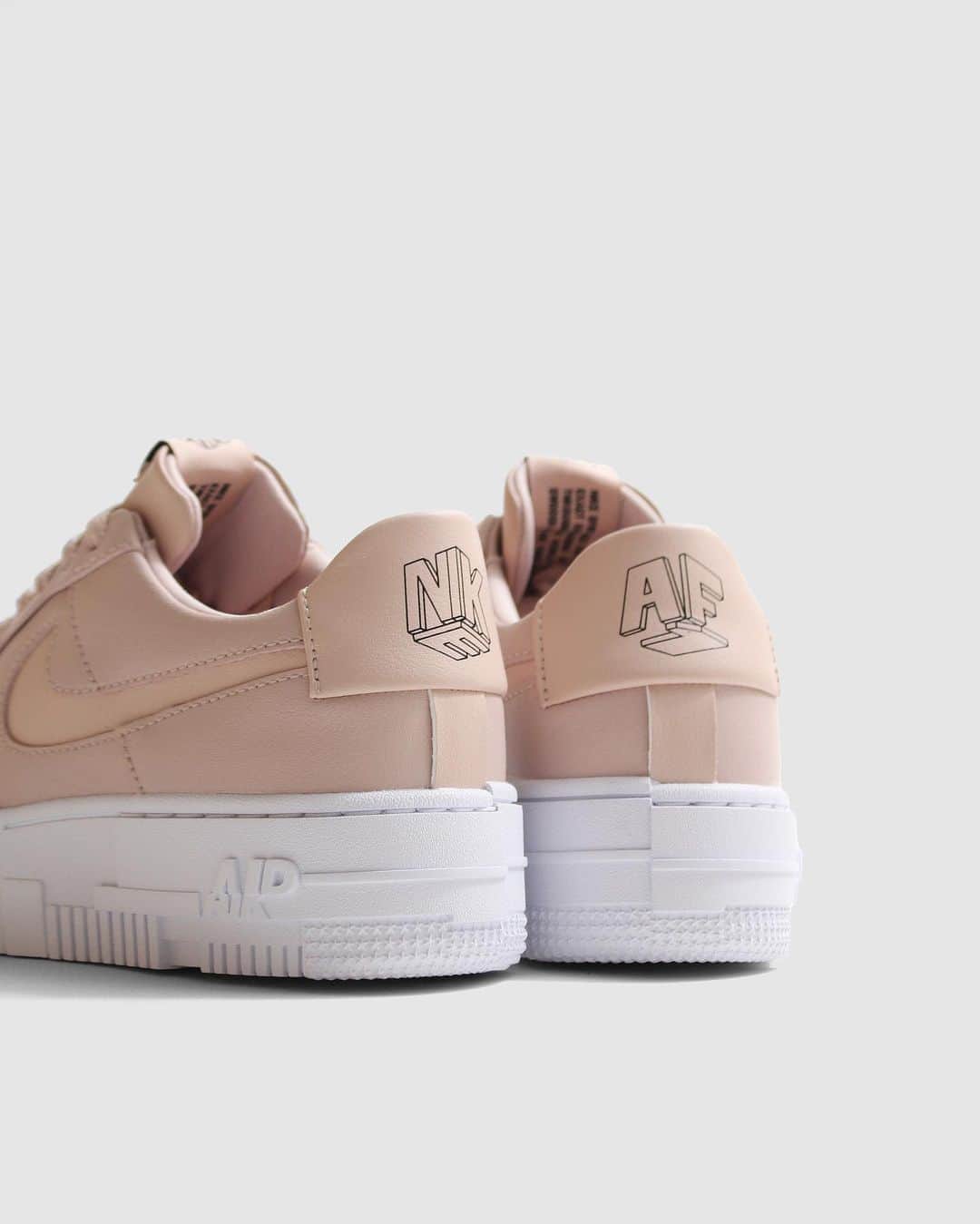 A+Sのインスタグラム：「2020. 10. 22 (thu) in store  ■NIKE WMNS AF1 PIXEL COLOR : BROWN SIZE : 23.0cm - 24.5cm PRICE : ¥11,000 (+TAX)  スニーカーの歴史を塗り替えた一足。 あなたはいつだって最高にクール。ナイキ エア フォースワン ピクセル LXで、それを証明しよう。リニューアルされた、女性による女性のためのオフコートスタイル。 新しいロゴときちんと感のあるアッパーが、新鮮でユニークな多用途性を実現しました。湾曲したソールとミッドソールの大きなモザイク模様のディテールが、モダンな雰囲気をプラス。 逆さのスウッシュのデザインが、ひるまない大胆さを表現しています。「ゲームに参戦しているだけじゃない、ゲームをリードしているんだ。」  A pair that rewrote the history of sneakers. You are always the coolest. Prove it with the Nike Air Force One Pixel LX. Renewed off-coat style for women by women. The new logo and neat upper give it a fresh and unique versatility. Large mosaic details on the curved sole and midsole add a modern touch. The upside-down swoosh design expresses unwavering boldness. "I'm not just in the game, I'm leading the game."  #a_and_s #NIKE #NIKEAIRFORCE1 #NIKEAIRFORCE1PIXEL」