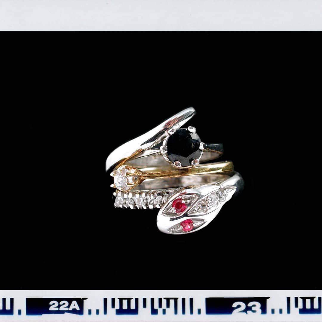 イオッセリアーニのインスタグラム：「Puro iosselliani. Overlapped silver ring with semiprecious stones. Since 1997 #silverrings #iossellianipuro #semipreciousstones #handmadefinejewelry」