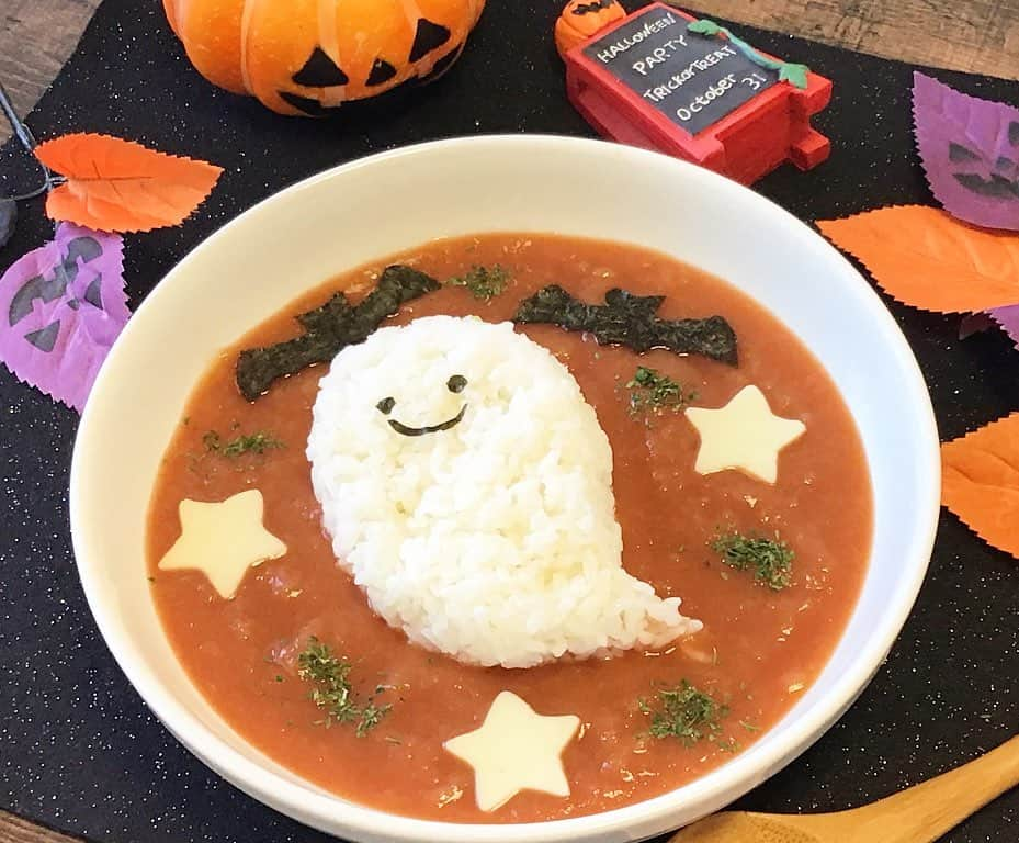 デルモンテ３６５プロジェクトのインスタグラム：「🎃もうすぐハロウィン🎃  今年ももうすぐハロウィンですね♪ ハロウィンといえば、かぼちゃと同じくらいオバケのイメージが強いですが、その由来をご存知でしょうか？  ハロウィンは、元々はヨーロッパを起源とする民族行事で、秋の収穫を祝い、悪霊などを追い払う宗教的な行事でした。仮装してオバケのふりをすることで、悪霊を驚かせたり、とりつかれないようにしていたのだそうです。  本当の意味を知ると、ハロウィンはちょっと怖い日ですが、今日は可愛いオバケをトマトのシチューに浮かべてみましたよ。  今年も楽しいハロウィンになりますように。 それでは、スタート♪  【ハロウィントマトシチュー】  《材料　１人分》 デルモンテ　食塩無添加トマトジュース　２００ｃｃ （Ａ）水　　　　　　　　　　１００ｃｃ （Ａ）コンソメ（顆粒）　　　小さじ１／２ （Ａ）小麦粉　　　　　　　　小さじ１ （Ａ）じゃがいも（薄切り）　１個分　 （Ａ）たまねぎ（みじん切り）１／２個分 スライスチーズ　　　　　　　１／２枚 焼き海苔　　　　　　　　　　適宜 乾燥パセリ　　　　　　　　　適宜  《つくり方》 ①耐熱容器に（Ａ）の材料を入れて、電子レンジ６００Ｗで約３分じゃがいもに火が通るまで加熱し、ミキサーにかけてピューレ状にする。（ミキサーがなければ、じゃがいもをフォークの背でつぶすだけでもＯＫです。） ②鍋に①と「デルモンテ　食塩無添加トマトジュース」を入れ、中火にかけひと煮立ちさせる。 ③ごはんを皿に盛りつけ、まわりに②を注ぎ入れる。 ④星形に抜いたスライスチーズと海苔を切って作ったコウモリを飾る。  オバケ型のごはんは、楕円形のお皿で抜き、しっぽのところだけ手でとがらせています。意外と簡単にできますよ！  ▼詳しくはこちら https://kikkoman-delmonte-b.jp/recipe/528  #トマトシチュー #シチュー #ハロウィンレシピ #ハロウィン #おうちごはん #おうちご飯 #パーティレシピ #パーティ #食塩無添加トマトジュース #トマトジュース #リコピン #リコ活 #時短レシピ #デルモンテ #キッコーマン」