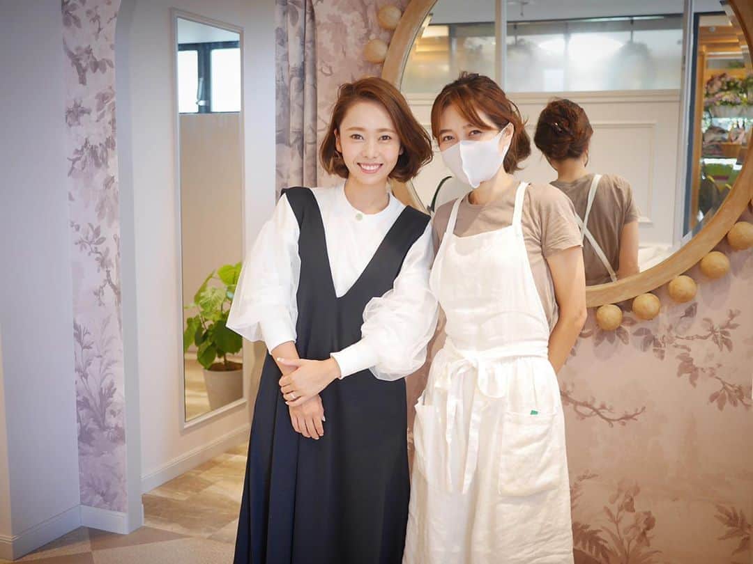 のインスタグラム：「・ 先日、運良く最高のタイミングで @jolibeaute.official の新店、芦屋店の予約が取れてよもぎ蒸し&エステに行けました😩♥️ 長らく行けてなかったので、尚更尚更最高でした💕😭 ・ コロナ対策もしっかりされているし、芦屋店は、よもぎハーブ蒸しとエステが同じ部屋で一気にできるので凄くありがたかった！ #写真2枚目3枚目はよもぎ蒸しの写真　 ・ それにしても芦屋店もとっても素敵空間だった♡ @jolibeaute.miku さんの拘りが至る所にあって👏 それに、相変わらず強めのオールハンドのマッサージがもう本当最高！ フェイシャルの"表情筋エレクトロリフティング"で、施術後はむくみ、くすみも取れて毎回感激物です。 大袈裟に聞こえるかもしれませんが、一切大袈裟は言うてません 笑 ・ みくさん、ジョリボーテの皆様、芦屋店オープンおめでとうございます♡ これからも苦楽園店、芦屋店両方行かせてもらいまーす！ もう何年も通っている、大好きなサロンです❤️ マタニティエステもありますよ〜🤰👍 __________________________ #jolibeaute #ジョリボーテ #エステサロン #エステ#芦屋 #苦楽園 #beauty #マタニティエステ #ブライダルエステ」