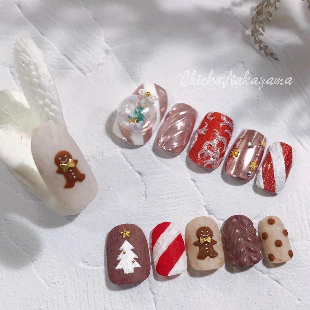 なかやまちえこのインスタグラム：「そろそろクリスマス支度🎄⠀ ⠀ PREGELミューズ ファジーブラン（10/30発売）⠀ PREGEL ex ライナーホワイトL05⠀ PREGEL グロッシートップ、キャンジェル（ノンワイプトップ）⠀ Betty gel フロスティングマット、ビジュージェル⠀ きまぐれキャット テラコッた バルドブラウン7011  PREGEL・Betty gel・きまぐれキャット・PREANFA・PREXY商品は、⠀ ⠀ ネイリストの方は↓ ⠀ プリモール @nail_premall ⠀ http://gelnailshop.com/ ⠀ ⠀ キャンディポケット  @candypocket_official ⠀ http://www.beautysupport.jp/sm/script_main/shoptop.php ⠀ ⠀ セルフの方は↓ ⠀ ジョイアート @joyartofficial ⠀ http://joyart.biz/ ⠀ ⠀ にて購入頂けます☺️⠀ ⠀ #nail #nails #nailart #ネイル #美甲 #ネイルアート  #japanesenailart #manucure #japanesenails #manicurist #gelnails #أظافر #네일아트 #미용 #vẽmóng #ngườiđẹp  #เพ้นท์เล็บ #искусствоногтя #artedeuñas #เพ้นท์เล็บเจล #ジェルネイルデザイン #ネイルデザイン #senikuku #nagelkunst #クリスマスネイル #xmasnails #christmasnails #ジンジャークッキー #ジンジャーブレッド #gingerbeard ⠀ @pregelofficial @prexyofficial @bettygel_official @kimagure_cat_whim」