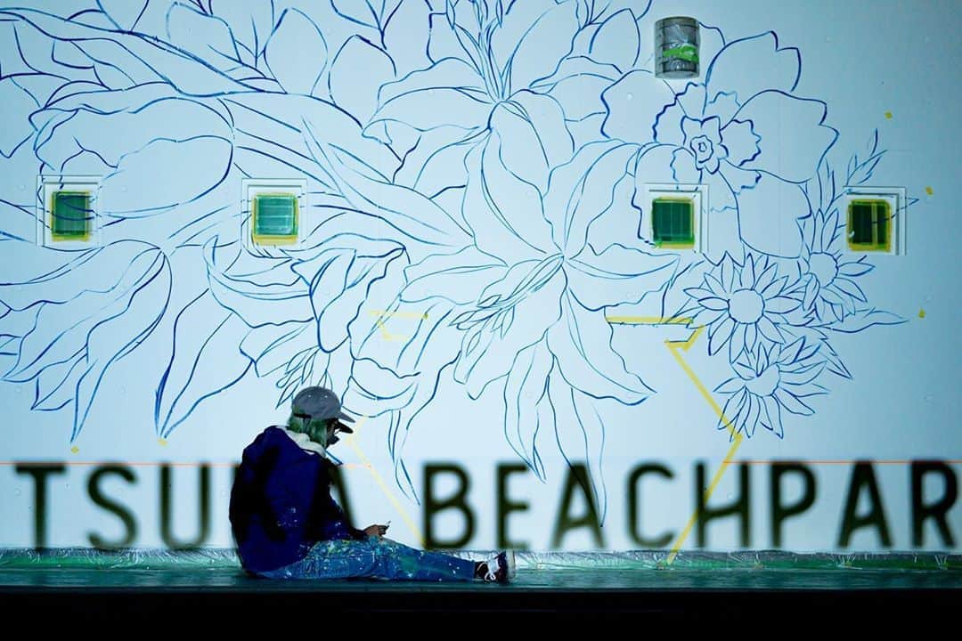平塚市さんのインスタグラム写真 - (平塚市Instagram)「* 湘南ひらつかビーチセンター南側の壁面に 平塚市出身のアーティスト、 オノルイーゼさん( @luiseono )の 大型フォトスポットを制作中。 １０月２５日（日）の完成を目指して 作業していますが、天候等の影響で 変更となる場合がありますので あらかじめご了承ください。 *** #手をつなぎたくなる街 #hiratsukagood #hiratsuka#平塚 #kanagawaphotoclub #ビーチセンター #湘南ひらつかビーチセンター #ビーチパーク #湘南ベルマーレひらつかビーチパーク #luiseono #art#artist #drawing#paint #壁画#painter #publicart #photospot #フォトスポット #週末の過ごし方 #日々#暮らし #instagramjapan#igersjp」10月19日 16時56分 - hiratsukagood