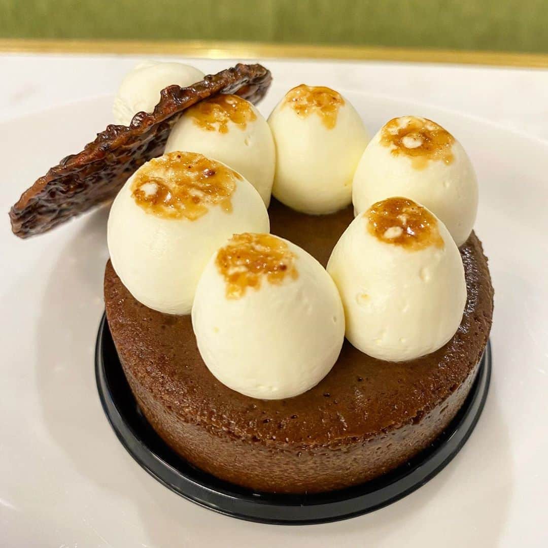 のインスタグラム：「【#吉祥寺　LIBERTE PATISSRIE BOULANGERIE】﻿ ﻿ 韓国風の洗練された店内で楽しむ極上スイーツ！🐺﻿ ﻿ ケーキセット 1,122円(税込)﻿ モアローショコラをセレクト﻿ ﻿ 吉祥寺駅から徒歩7分にあるリベルテパティスリーブーランジェリーは @libertejapon は店内工房のパン屋やスイーツが楽しめるお店！﻿ ﻿ チョコ好きは必見！！﻿ ﻿ このモアローショコラはホワイトチョコの生クリームの上に薄くパリッとしたカカオチュールを乗せたチョコスイーツ！﻿ ﻿ 写真で見たときは上に乗ってるのはマシュマロと思ってた笑﻿ ﻿ 濃厚なチョコレートは口当たりがクリーミー！ずっしりけいのまろやなやつでなくクリーミー！🥺﻿ 生クリームもさらに生チョコにクリーミーさを助太刀しててうますぎる！﻿ 上のカカオチュールはさっくさくでほろ苦味がある！﻿ ﻿ 大理石のテーブルが可愛くてインスタ映えすると人気！﻿ 昨日紹介したオムライスのお店と合わせて行くといいよ🥺﻿ ﻿ テイクアウトもできて、店内利用は2時間まで！﻿ でもそれだけいれれば十分だよね！﻿ ﻿ 土曜の13時すぎに行ってウルフが入ってちょうど満席！そのあと何組か待ち列ができた！﻿ ﻿ デート使いにもよき！！！﻿ ﻿ ごちそうさまでした🐺﻿ ﻿ ※美味しさ、映え、コスパの評価は注文した商品だけの個人的な評価になります。﻿ ﻿ コロナの影響で営業時間や提供商品が異なる場合があるので、お店に電話などで確認してね！﻿ ﻿ また、ウルフを見て食べたら投稿やストーリーでタグ付けで知らせてくれると喜びます😚﻿ いいねやコメントしにいくのでぜひ通知してね🥺﻿ ﻿ 何か質問や感想あればコメント、DMお待ちしてます😚 ﻿ ﻿ 🚃 吉祥寺駅から徒歩7分﻿ 💺 60席﻿ 📍 東京都武蔵野市吉祥寺本町2-14-3 ⏰ 1F パティスリー・ブーランジェリー 平日 10：00～19：30 土・日・祝 9：00～19：30  2F カフェ 平日 10:00〜11:00(イートイン)／11:00〜19:00(カフェ) 土・日・祝 9：00～11:00(イートイン)／11:00〜19:00(カフェ) カフェのイートイン時間は1Fで購入したパンを2Fで頂くこと可能。 日曜営業 定休日  無休(年末年始 夏季 を除く) ﻿ #吉祥寺グルメ #吉祥寺ランチ #吉祥寺カフェ #吉祥寺スイーツ」
