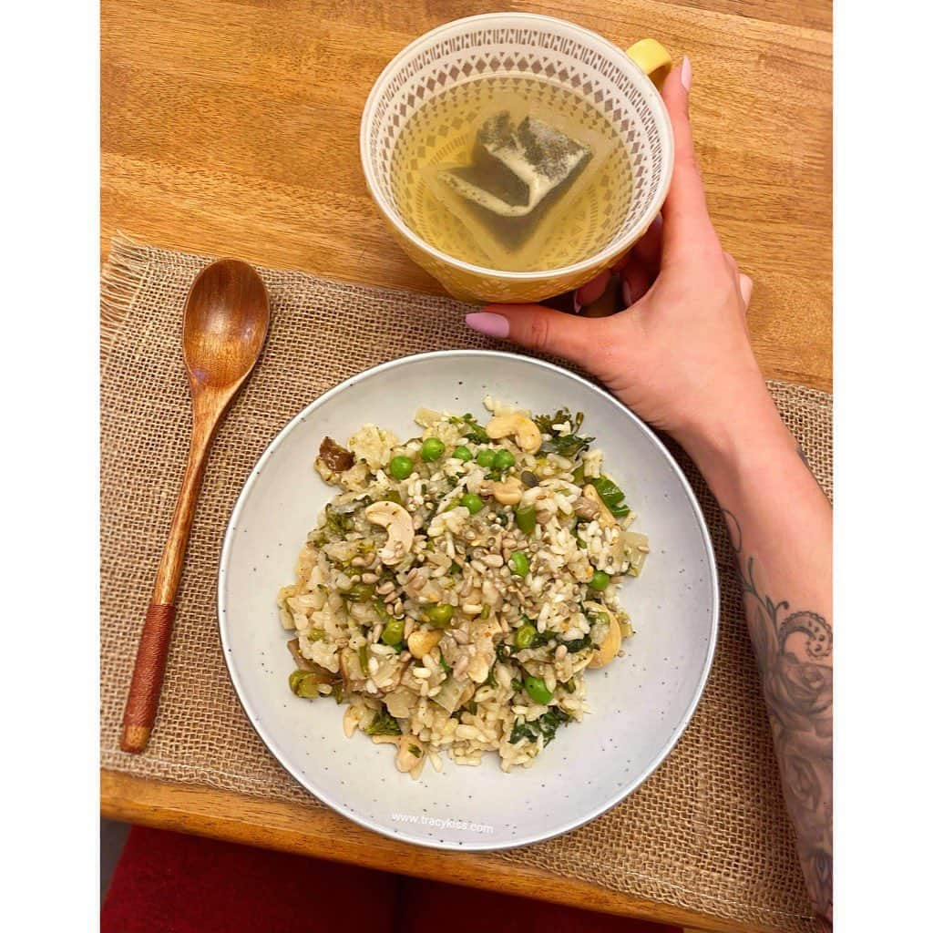 トレーシー・キスさんのインスタグラム写真 - (トレーシー・キスInstagram)「Here I’ve rustled up a lovely little winter warmer - my favourite vegan green veg and cashew nut risotto which I’ve packed full of tenderstem broccoli, garden peas, spinach leaves, white onions, chestnut mushrooms, fresh garlic and ginger, mixed herbs, vegetable stock and cashew nuts softened into arborio rice. This short grain rice is rich in carbohydrates which help our bodies to function and give us energy, it contains around 9g of rice protein per serving and can provide up to 45% of your essential nutrients requirements whilst also assisting in bowel function - and that’s without the goodness of the nuts and veg! Many people look at carbs as the enemy when trying to lose weight and so reduce or cut them from their diet completely which leads to a crash in energy and yo-yo eating. Instead we should make healthier lifestyle choices, be consistent with our foods and stay active and hydrated in order to get the best from our bodies 🙏🏼 #veganrisotto #risotto #veganism #cleaneating #healthycarbs」10月19日 17時07分 - tracykissdotcom