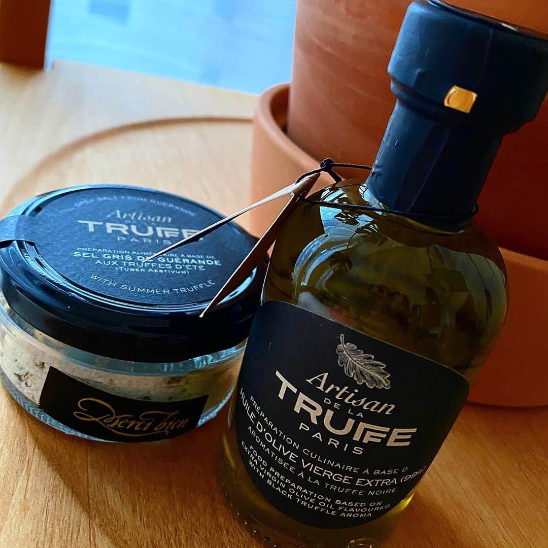 のインスタグラム：「Artisan de la TRUFFE  #truffe#truffe塩 #Artisan de la TRUFFE #truffe専門店 #これさえあれば無敵  #めちゃくちゃ良い香り #高級店に早変わり #パスタや野菜にかければ驚きの美味しさ#ただ #白ごはんには合わなかった」
