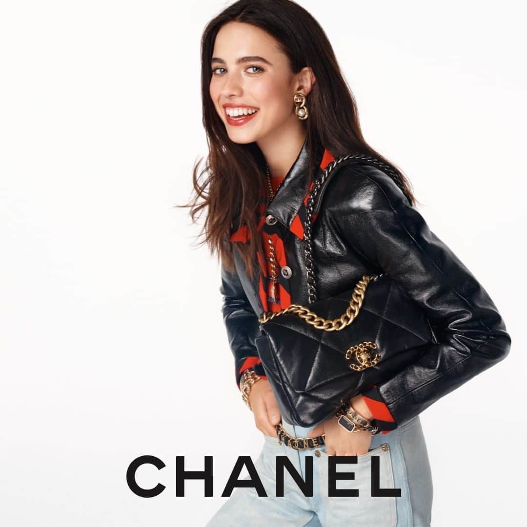 のインスタグラム：「The CHANEL 19 bag — actress Margaret Qualley stars in the latest campaign imagined by Sofia Coppola and photographed by Steven Meisel.  #HandbagCHANEL19 #CHANEL @margaretqualley #MargaretQualley #SofiaCoppola #StevenMeisel」