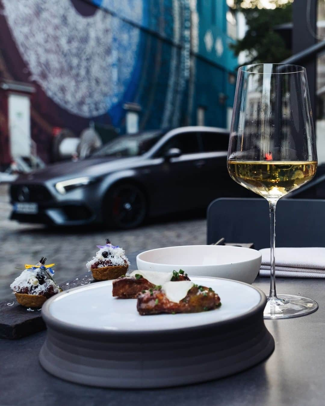 Mercedes AMGさんのインスタグラム写真 - (Mercedes AMGInstagram)「The @muralrestaurant is mentioned for the first time in the @michelinguide 2020 and immediately received a star. There is also another honor: the “Young Chef Award” in cooperation with Mercedes-AMG. Read the full story here: amg4.me/YoungChefAward  #youngchefaward #michelin #michelinguide #amg #AMGxMichelin」10月19日 17時01分 - mercedesamg