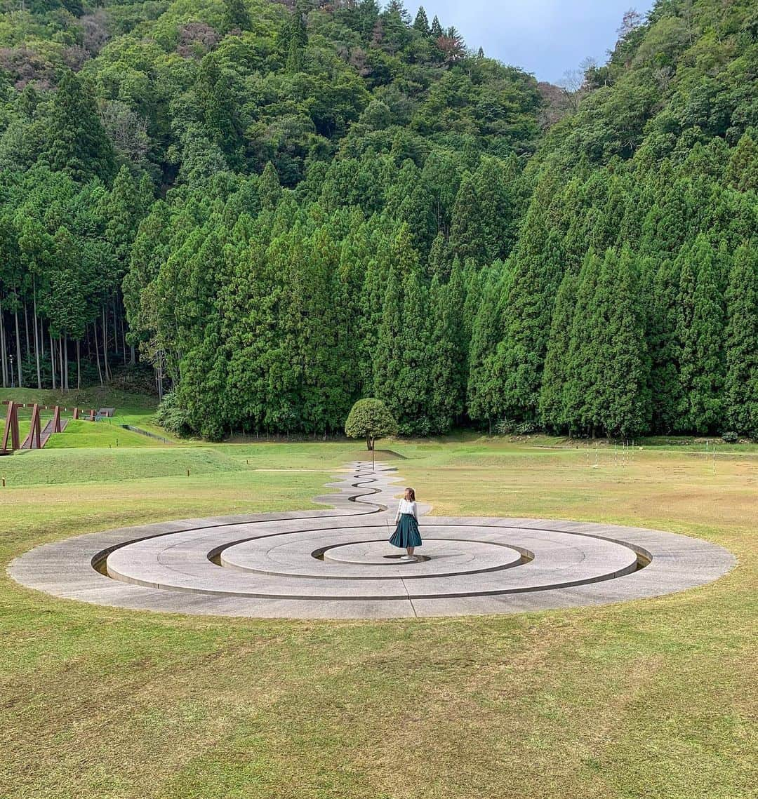 松本ルナのインスタグラム：「奈良には素敵な森があるんだよ〜🌳💓﻿ ﻿ その名も『芸術の森』！！！﻿ ﻿ 大きな公園なんやけどアートな作品が沢山！！﻿ ﻿ ちょっと山道を車で登らないといけないけど﻿ 凄く素敵な場所🥺✨✨﻿ ﻿ ずっと行きたくて、こちらも先月行った🚗✨笑﻿ ﻿ ここに車じゃなくて行くには﻿ 電車→バス→歩きで14分〜20分らしい🚶‍♀️！﻿ ﻿ 入園料は400円💰﻿ ﻿ マイナスイオンの中歩いて遊んで﻿ 素敵な作品見て400円はコスパが良すぎる…🥺﻿ ﻿ 今日から少しばかし写真載せて行きまーす📷💓﻿ ﻿ そしてまたもやクオリティーの低い動画も﻿ 載せておきます🤣🤣笑  元気いっぱい松本さん！🤣笑  #奈良 #nara #narajapan #奈良観光 #travel #宇陀市  #宇陀市立公園室生山上公園芸術の森  #park #公園 #公園フォト   #自然 #nature #green #woods  #芸術の秋 #autumn  #目に優しいインスタ #ルナマップ  #勝手に観光大使 #勝手に奈良観光大使」