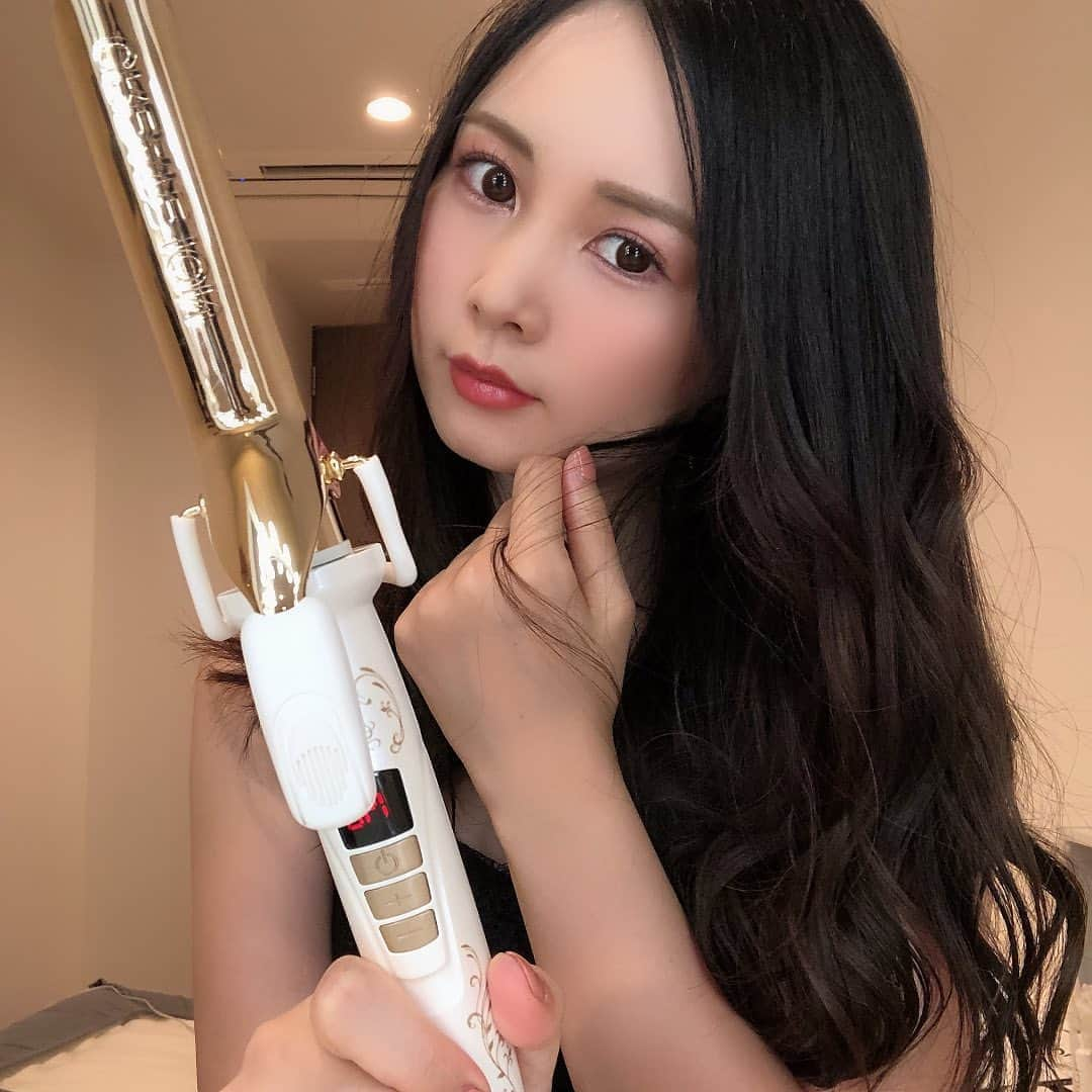 クレイツイオンさんのインスタグラム写真 - (クレイツイオンInstagram)「.⁣ 大人らしい巻き髪ヘアは【グレイス カールS】で。⁣ ⁣ 形の良いウェーブがつくれ、美しいツヤもでるので⁣ ロングヘアのセットも綺麗に長持ちします♪⁣ プロ仕様のヘアアイロンです。⁣ ⁣ クレイツのヘアアイロンで⁣ ワンランク上のオシャレをしませんか🌹⁣ ⁣ photo @mariel.osaka ⁣ ⁣ ・‥…━…‥・‥…━…‥・‥…⁣ ❤︎クレイツ 公式アンバサダー募集中(10/20まで)⁣ 詳細はプロフィールのURLへ⁣ @createion⁣ ⁣ ❤︎クレイツ@女子スタッフアカウント⁣ @createion_for_user⁣ ・‥…━…‥・‥…━…‥・‥…⁣ ⁣ #クレイツ #createion #クレイツイオン #ヘアケア #ヘアアレンジ #艶髪 #美髪ケア #ツヤ髪 #ロングヘア #コテ巻き #ゆるふわ巻き #巻き髪 #セルフヘアアレンジ #美容品 #ヘアケア用品 #ヘアセット #美容家電 #美髪 #カールアイロン #hairiron #hair #hairstyle #グレイスカール #グレイスカールS #クレイツ26mm #コテ #ヘアアイロン #クレイツアイロン #ツヤツヤ #プロ仕様」10月19日 17時05分 - createion