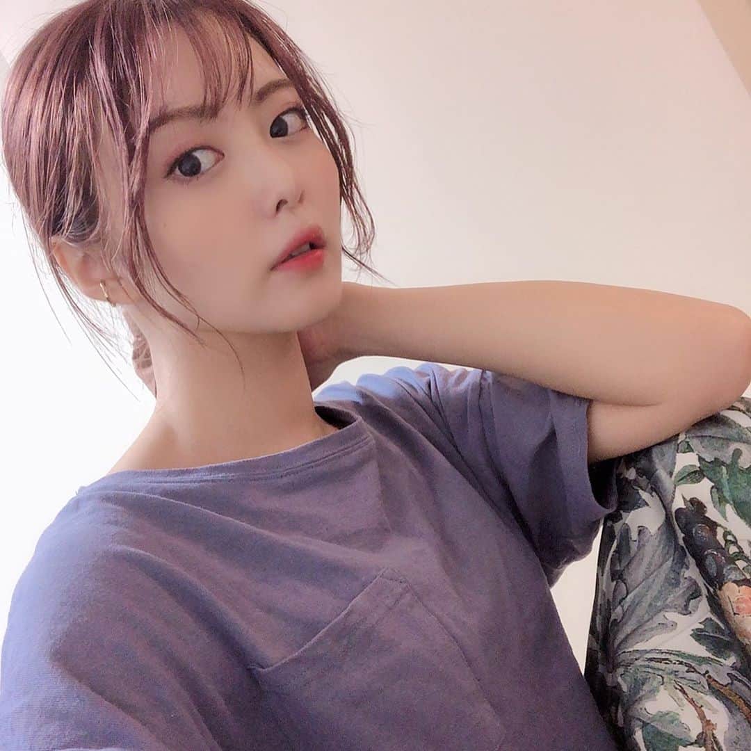 比良祐里のインスタグラム：「今日はローポニーテールで🧡 . 最近買ったリボンで巻きました(*´˘`*)✨ 楽だけどオシャレに見えるから好き🧡 . #ヘアアレンジ #リボンアレンジ  #ミディアムヘア」