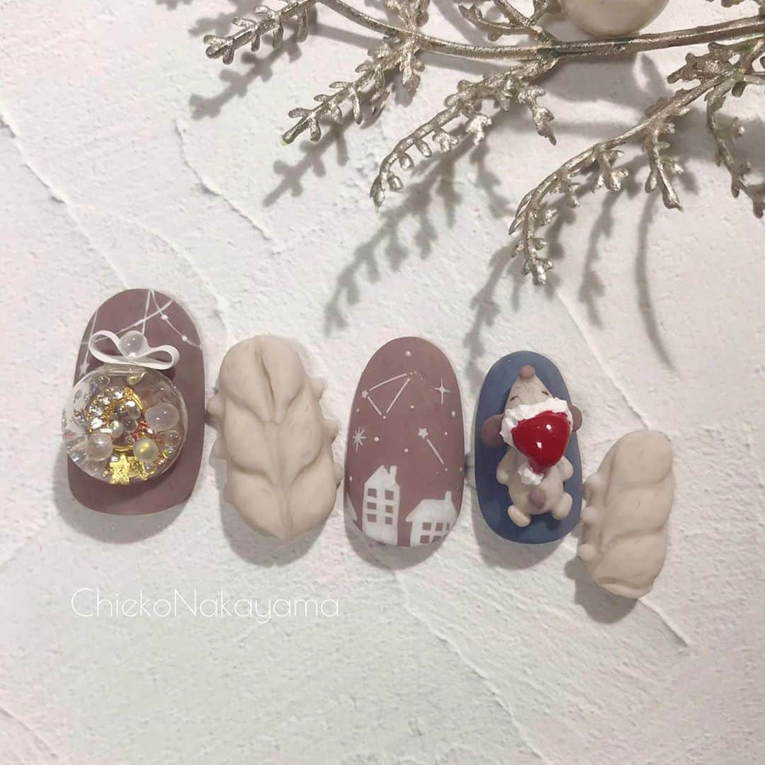 なかやまちえこのインスタグラム：「ノーブルニット🧶Noble knit.⠀ ⠀ 10/30発売のPREGEL MUSE ファジーシリーズとってもとっても可愛いのでおススメです、😊😊😊🧶❤️⠀ ⠀ ・PREGEL MUSE ⠀ ファジーノーブルG659⠀ ファジーブランG653⠀ ファジーシェルブルーG658⠀ マザーズレッドM031⠀ マザーズホワイトM021⠀ ・きまぐれキャット ⠀ ハイリッチ リッチホワイト7601⠀ こねこねホワイト7301⠀ ステッカー constellation. PS017⠀ ・PREGEL（クリア）⠀ マットコート、キャンジェル⠀ビジュージェル ・PREANFA⠀ シリコンモールド 寝そべり犬⠀ ・Betty gel⠀ シリコンモールド 半球⠀ ・PREXY⠀ オーロラシャボン、スタッズ 、メタリックブリオン 、月パーツ⠀  @pregelofficial @bettygel_official @kimagure_cat_whim @prexyofficial  #nail #nails #nailart #ネイル #美甲 #ネイルアート  #japanesenailart #manucure #japanesenails #manicurist #gelnails #أظافر #네일아트 #미용 #vẽmóng #ngườiđẹp  #เพ้นท์เล็บ #искусствоногтя #artedeuñas #เพ้นท์เล็บเจล #ジェルネイルデザイン #ネイルデザイン #senikuku #nagelkunst #冬ネイル #winternails #ニットネイル #knitnails」