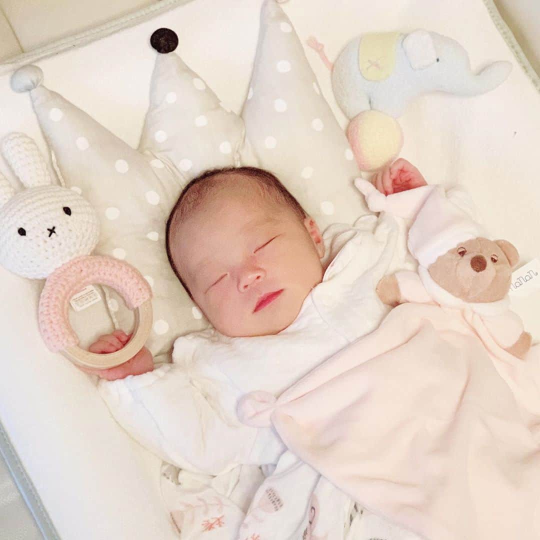 mariomi324のインスタグラム：「無事退院しました👶🏻🍼 ねえねはさっそくミルクあげたり、あやしたり、お世話してくれてます👧🏻💕 ＊ ＊ ＊ ＊ #新生児 #生後0ヶ月 #女の子ベビー #babygirl #女の子ママ #姉妹ママ #ミッフィー  #ナナン #nanan #ベビー用品 #ベビーグッズ #赤ちゃんのいる暮らし #赤ちゃんのいる生活」