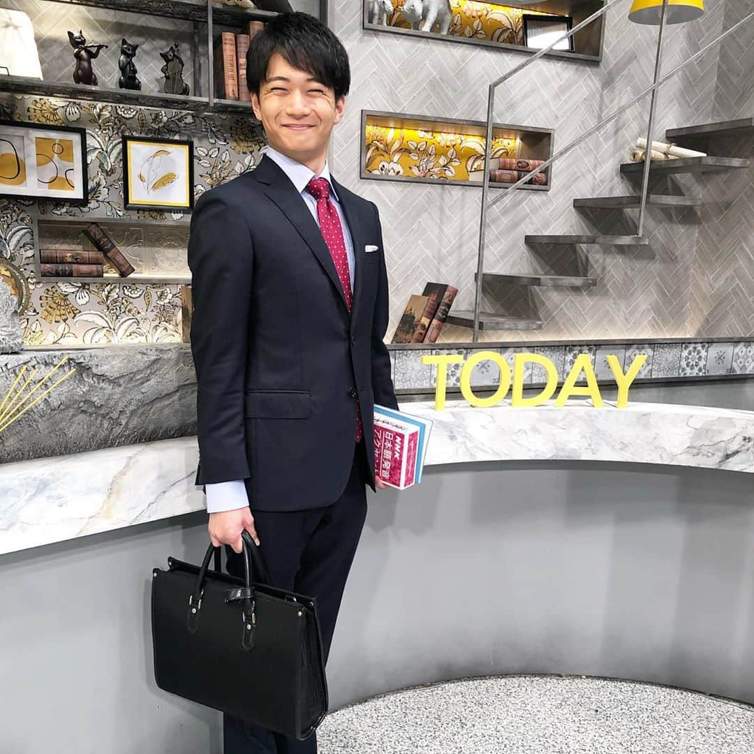 宮澤智さんのインスタグラム写真 - (宮澤智Instagram)「★ プライムオンラインTODAY 本日は藤井アナに代わって徳田アナと お伝えします！ （写真は金曜日の） いつもこのようなピシッとスタイルで 社内を移動している德田くん。 笑顔とのギャップがいいですね〜☺️ 新人なのに落ち着いていて頼りになります！ BSフジで19:30〜 ぜひご覧ください✨ #プライムオンラインtoday」10月19日 17時18分 - tomo.miyazawa