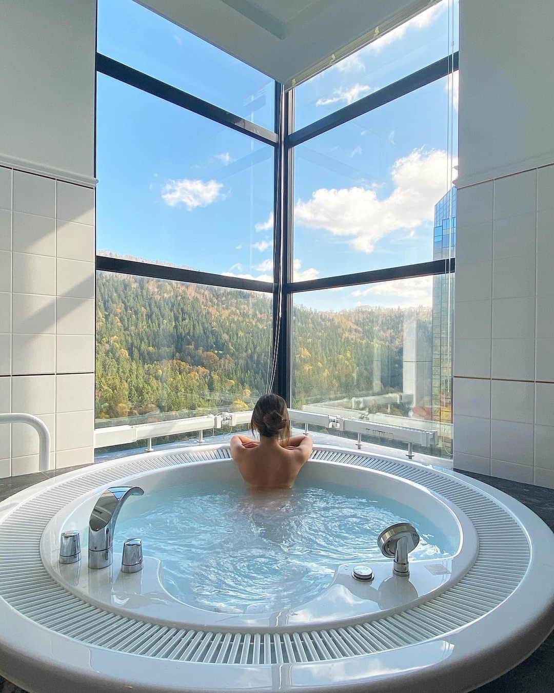 のインスタグラム：「北海道の雲海を見に、念願の星野リゾートトマムへ宿泊しました❤️﻿ ﻿ 残念ながら今回雲海は見られなかったけれど、また宿泊したい素敵な場所だった🕊‼︎‼︎﻿ ﻿ 星野リゾート内のビュッフェはぷりっぷりの蟹も食べ放題で美味しかったの！🦀✨✨﻿ ﻿ ﻿ #星野リゾートリゾナーレトマム #星野リゾート #ビュッフェダイニングhal #トマム #北海道 #北海道旅行 #雲海 #星野リゾートトマム #雲海テラス #雲海カフェ #雲海☁️ #japan #hokkaido #hokkaidotrip #hoshinoresorts #seaofclouds #risonaretomamu #hal #buffetdininghal」