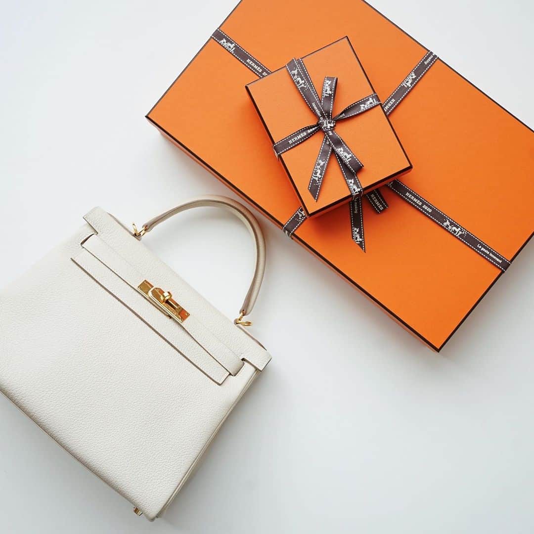 のインスタグラム：「﻿ ﻿ My favorite color...🤍🤍﻿ ﻿ 思い出場所、時間の中で出会った﻿ 思い出深いBAG.﻿ ﻿ ﻿ #hermes #エルメス #에르메스　#hermeslovers #hermesaddict #thehermesworld #エルメス好きな人と繋がりたい #kelly #kelly28 #hermeskelly #hermesbag #hermès #hermés #hermescraie #craie #longboots #shoes #fashion  #coordinate #simple  #instagood #エルメス #ケリー #ケリー28 #ケリーバッグ #クレ」