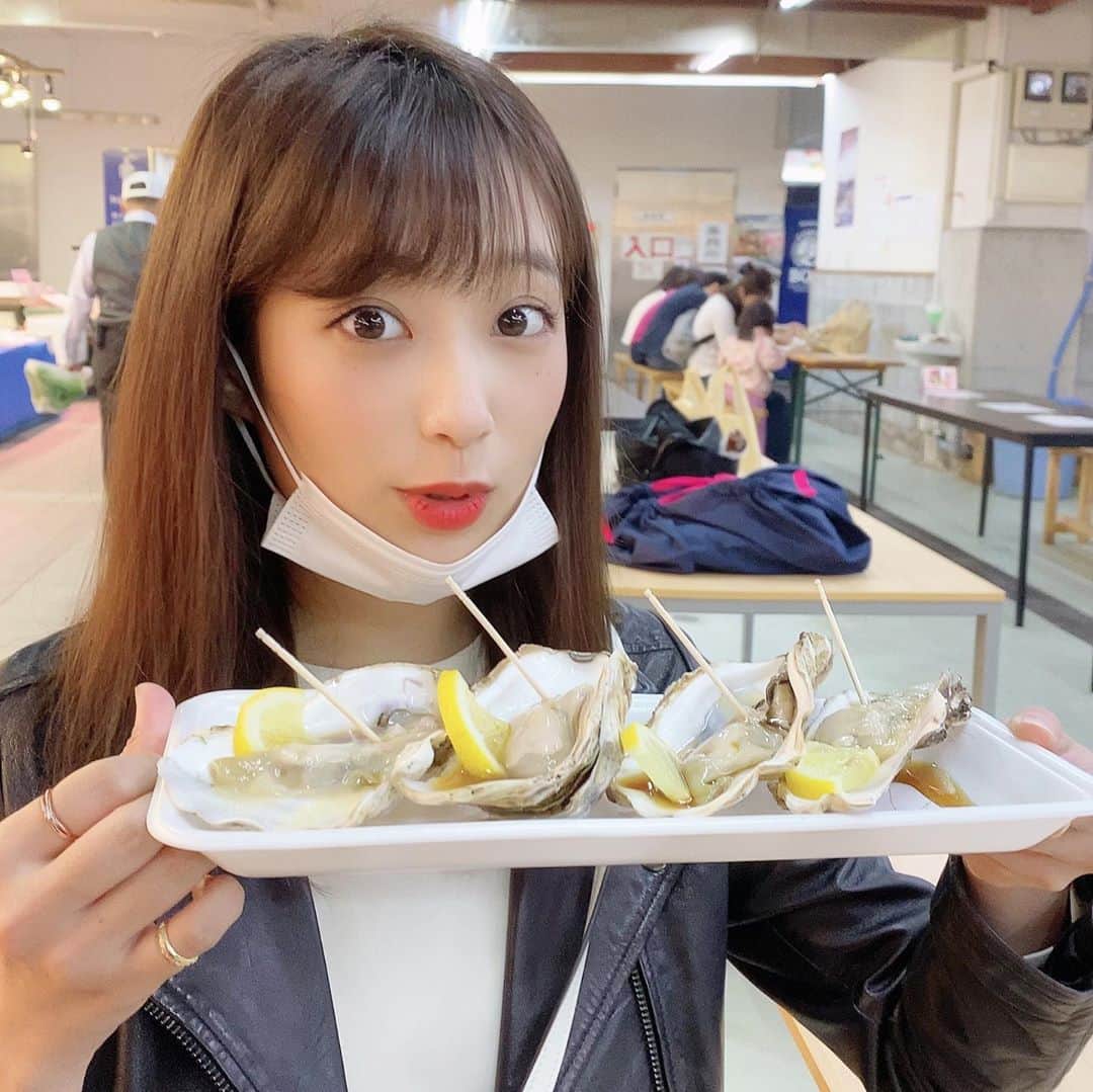 ミクのインスタグラム：「. . 生牡蠣、如何ですか〜？🐚 . .  #京都　#海鮮　#牡蠣　#foodporn #kyoto #seafood」