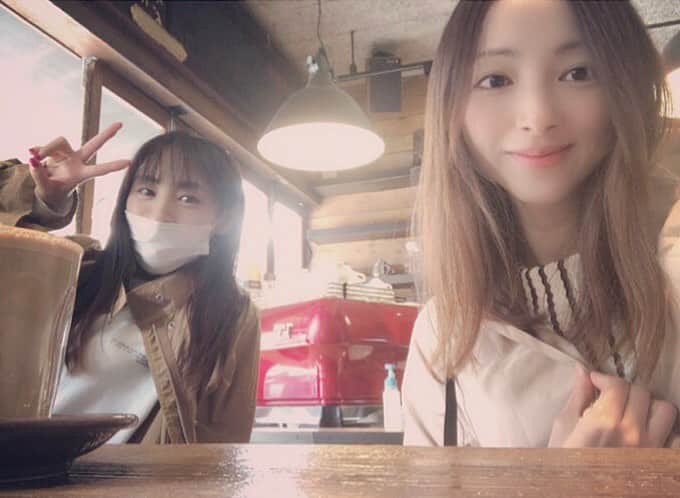 白羽ゆりのインスタグラム：「皆さんお久しぶりです！  わー。 本当に久しぶりの更新になります。元気にマイペースに生きてます！  色んな映画を見たり本を読んだりピラティス行ったりバレエレッスンに行ったり歌のレッスンしたり…もともとマイペースなので、こういう時間も楽しめる自分がいるのですが、やっぱり誰かと会って話したりご飯食べたりしたいなぁと。  …という事で、いつものキム(音月)。あっ、久しぶりのキム。いや、2日連続のキム🤣  カウンター席でしたが、1つ空けて座りました。  今年度は色々な事があり、ネガティブになりがちですが、人生の中の試練の年だと思って、目の前の事から逃げずに受け止めてみようかなと思ってます。  自分の性格について…マイペースなところが今までお仕事をしていてマイナスに感じる事も多々ありましたが、今年はこの性格に救われたように感じます。  やりたい事はまだまだあるので、その時がきたら軽やかに進めたら良いなぁと思ってます！  わっ、長文🤭  では、皆さんまた〜💕」
