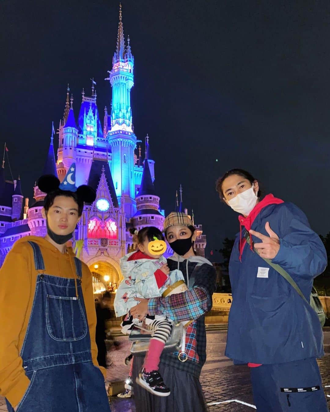 PINKYのインスタグラム：「Tokyo Disney land🏰❤️👨‍👩‍👧‍👦  娘がずーっと行きたがっていたディズニーランドへ👧🏻🌈💖  娘は初めての、私達は10数年ぶりのディズニーランド🏰🎡🎢🎠🌟 　 秋晴れに恵まれて、 アトラクションも沢山乗ることが出来て、 朝のパレードから最後の花火まで、1日中満喫しました🌈💖🎆  ・・・  #love #happy #family #mamalife #familytrip #TokyoDisneyland #東京ディズニーランド #行楽の秋🍁」