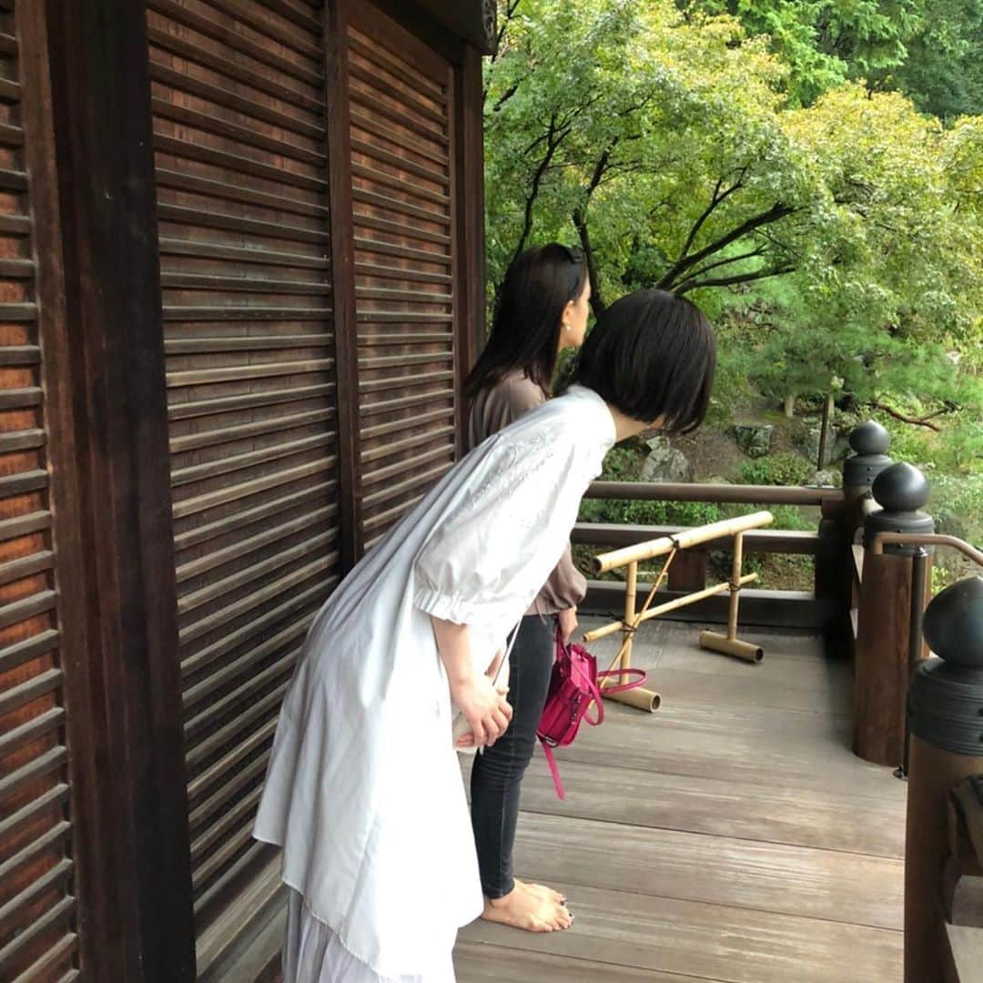 追田菜々花さんのインスタグラム写真 - (追田菜々花Instagram)「金戒光明寺さんへ⛩ 今日は金戒光明寺さんでたくさん撮っていただいたオフショットを沢山お見せします〜✌︎✌︎  一緒に回ってる感✊🏻  実は、初めて行かせていただいたのですが、ほんとに綺麗なお寺！！ 紅葉の時にもう一度行きたい🍁  京都まで遠い方は、金戒光明寺さんのアカウント（ @kurodani1175 ）があるので是非フォローをしてください👏🏻👏🏻  supported by @takamibridal_wakon   #金戒光明寺 #庭園 #秋の気配 #秋の特別公開 #くろ谷 #くろ谷金戒光明寺 #くろ谷さん #紫雲の庭 #阿弥陀堂 #山門 #千手観音 #文殊菩薩 #三重の塔 #寺社巡り #瓦 #虎 #新撰組 #新選組 #新選組巡り #京都 #京都観光 #京都旅行 #京都寺巡り #お寺 #お寺巡り #お寺好きな人と繋がりたい #紅葉 #お寺デート #彼女とお寺巡りなう #かすみんとデートなう」10月19日 17時33分 - mcr2020_01on