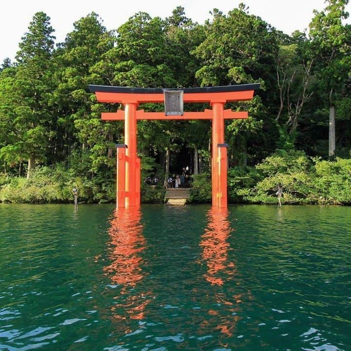 キャセイパシフィック航空さんのインスタグラム写真 - (キャセイパシフィック航空Instagram)「Just like how travelling opens up different worlds, gates mark the transition between different spaces. Sitting at the base of Mount Hakone in Japan, the Hakone Shrine dates back all the way to year 757 and is marked by a series of huge red torii gates⛩.⠀ ⠀ 旅遊是一道能帶你通往不同世界的門。位於日本箱根山山腳、建於757年的箱根神社，也保留了一道道象徵通往神域的紅色鳥居⛩。⠀ ⠀ 📸: @landscape_photogram_20⠀ ⠀ #cathaypacific #MoveBeyond #hakone #torii⠀」10月19日 17時25分 - cathaypacific