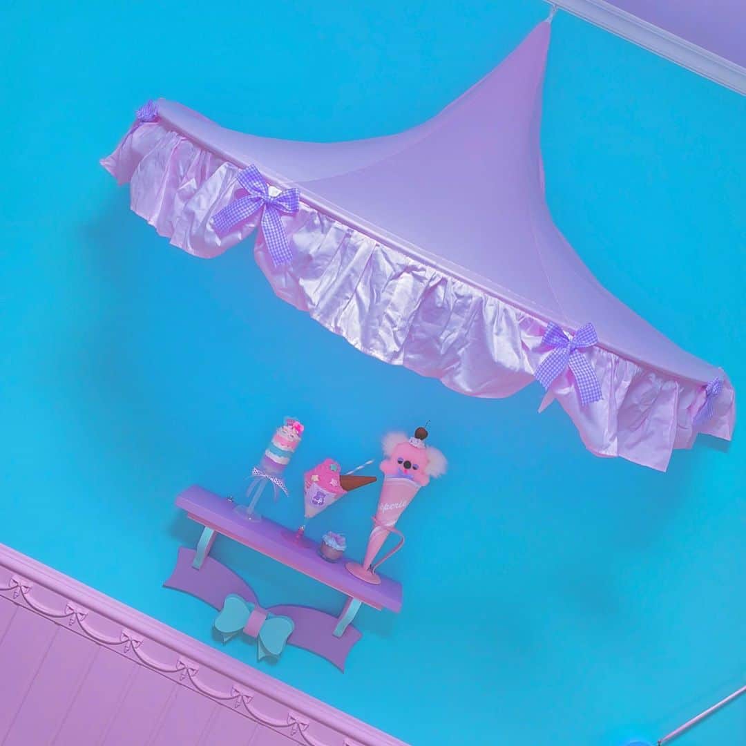 のインスタグラム：「棚をここに移動してきた🌟  #fancytoy#vintagetoys #pinkroom#kidsroom#ファンシー#ゆめかわ#パステル#ビンテージトイ#キッズルーム #子供部屋 #ピンクルーム#ピンク部屋#ゆめかわいい#myroom#おもちゃ部屋#ファンシートイ#fancyalamode」