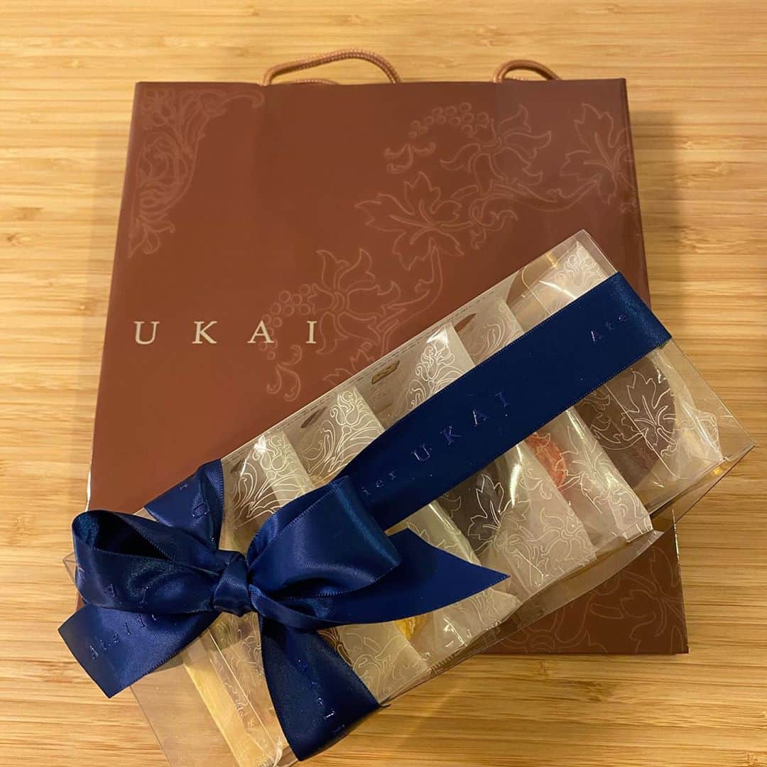 白木優子のインスタグラム：「美味しそうなお菓子いただいたぁ❤️ うかい亭のお菓子はじめて❤️」