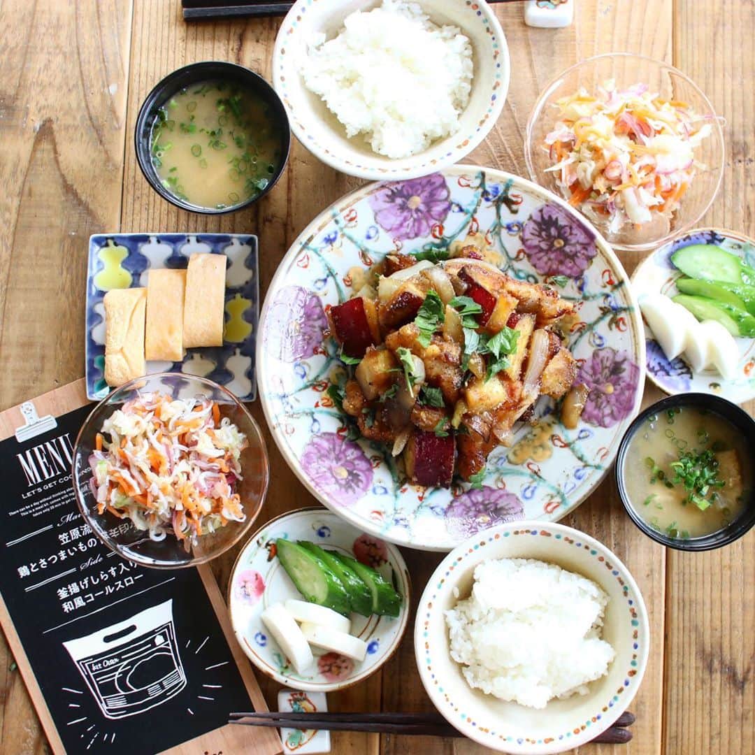 Atsukoのインスタグラム：「Today's lunch 2020.10.19 ･ ･ 笠原流 鶏とさつまいもの甘辛和だれ 釜揚げしらす入り和風コールスロー 胡瓜と長いもの浅漬け 卵焼き 大根と揚げの味噌汁 ･ ･ 今日のランチはOisixさんのキットで。 今回は料理家笠原将生さんのレシピ。 鶏とさつまいもの炒めたの、美味しかったー！ 甘辛味なんだけど、胡椒を結構かけたのでいい感じに辛味もでて好みの味に仕上がりました😋 野菜はコールスローの紫玉ねぎ以外はカットしてあるのでそのまますぐ使えるのが素晴らしい👏 2品作っても20分で完成🤣🤣 忙しいお母さんにオススメです❤」