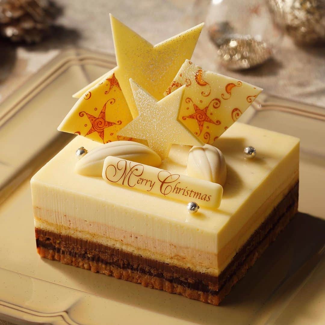 のインスタグラム：「◆【オンライン】2020クリスマスケーキ﻿ ﻿ 最後にご紹介する、オンライン限定クリスマスケーキは『Twilight』🌠﻿ 8つの層で構成された、ミルキーで重厚な味わいのケーキ。﻿ ホワイトチョコレートのムースと自家製焦がしキャラメルの香ばしさが広がります🎂﻿ アクセントにはピスタチオとオレンジを加え、果実の爽やかさが後を引く、大人も子どもも楽しめるケーキです🎅🎄﻿ ※オーナメントは別添です。﻿ ﻿ 公式オンラインショップは11月10日から販売スタートです◎﻿ その他の販売モール、サイズやお値段などの詳細は「チョコレートデザイン」公式サイトのニュースリリースをご覧ください。﻿ ▶︎ http://chocolatedesign.co.jp ﻿ ﻿ #chocolate #xmas #christmas #バニラビーンズ #チョコレート #横浜スイーツ #クリスマスケーキ  #クリスマスケーキ2020 #クリスマスケーキ予約 #クリスマスツリー #お取り寄せ #お取り寄せスイーツ #お取り寄せケーキ﻿ ﻿」