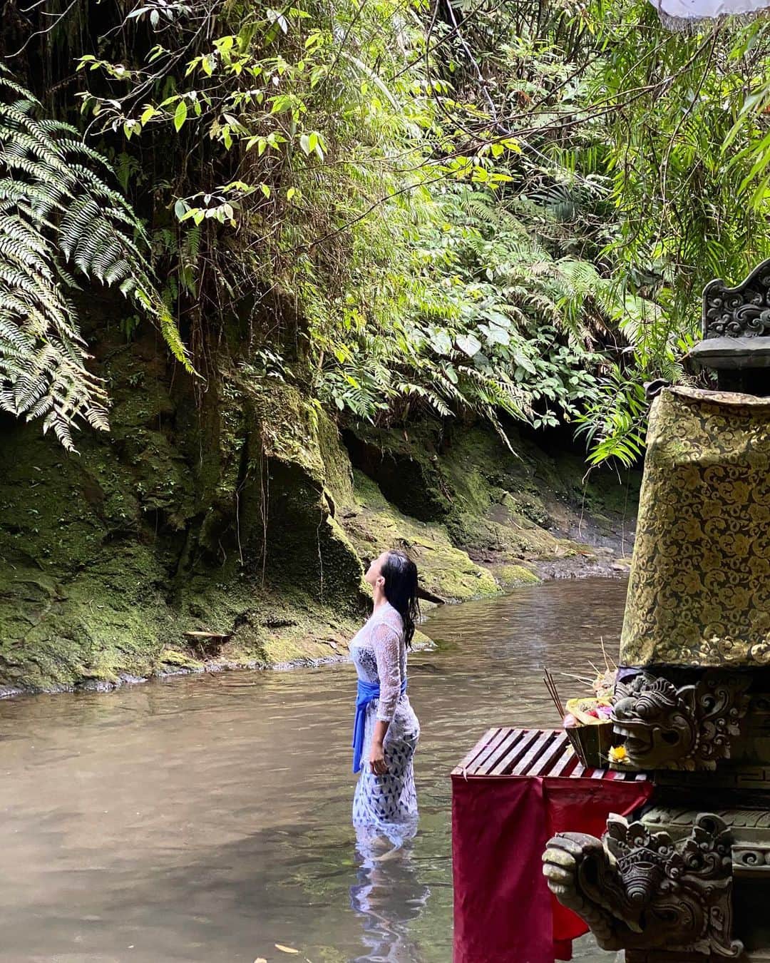 ラライン・シャーのインスタグラム：「I was very fortunate to have been able to experience “Melukat”, an important ritual for the Balinese at a secluded riverside temple with spectacular waterfalls and holy water springs.  Water is believed to be an element of purification, and “melukat” cleanses the mind, body and soul of impurities and releases negative energy.  We walked through a sacred confluence where two rivers meet —“campuhan”— to a holy waterfall dubbed as the bathing place of the angels and the powerful stream washes the negative forces away, clears our mind and focus our senses.   Being in this genuine oasis of peace, tranqulity, and spiritual balance was such a beautiful way to end my days in Bali.」