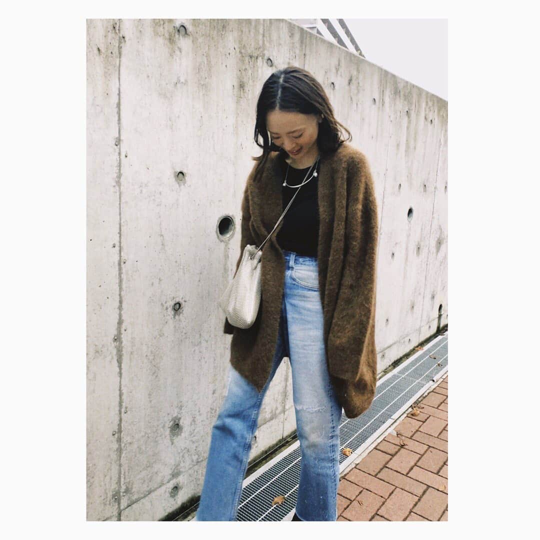 野尻美穂のインスタグラム：「デニム履けるの嬉しい〜🥰 何ヶ月ぶり？？ 久しぶりに履くと新鮮だしやっぱり好き😌 これはリメイクだよ🍁（22日に店舗限定発売！ 小竹向原には百名店に選ばれたスイーツ屋さんが沢山あるのねぇ〜🍰 #BONUM #bonum_mihonojiri  #unfil #HYKE #bigotre #maisonmargiela #デニムコーデ」