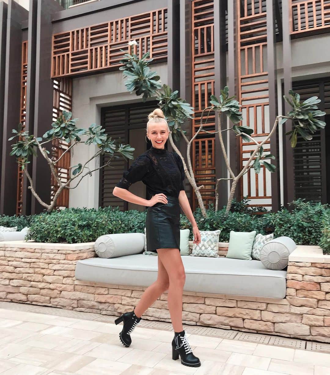 Zanna Van Dijkさんのインスタグラム写真 - (Zanna Van DijkInstagram)「I remember walking through the hotel lobby in this outfit, 6’5 in my heels next to my 5’9 boyfriend, and hearing someone say “she’s huge” 👠 Luckily I couldn’t give less of a damn and I’m here to remind you that neither should you. If you want to wear heels with your outfit then do it. Your height is your power. Don’t let the fact other people can’t handle the space you take up hold you back from feeling strong, confident and feminine ❤️ #tallgirls #tallgirl #tallandproud #tallwomen #tallgirlproblems #bodyacceptance #bodyconfidence」10月19日 17時30分 - zannavandijk