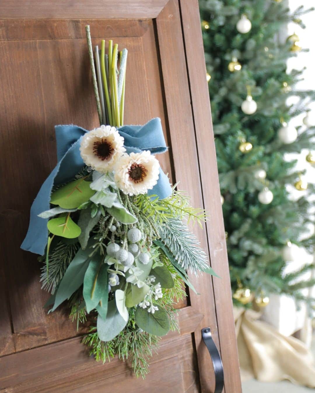 東京堂アーティフィシャルフラワーMAGIQのインスタグラム：「・ 【アーティフィシャルで季節を迎える】 ～Ｗinter Color Flower ❄ Christmas (ウィンターカラーフラワー ❄ クリスマス）～ ・ FX5185　ミネットヘリクリサムブーケ FX3777　ユーカリミックスバンドル FX1859　サイプレスベリースプレーL XO9305　ゴルディハウスオーナメント XO5031　シャンパーニュパイン XO6758　ブランクリスマスオーナメント RT50101-78　フレッジ50㎜ ・ ・ 【ハッピー ハロウィン 🎃 キャンペーン】開催中！ 期間:2020年10月5日(月)〜10月25日(日) 入賞→ ６名 発表→ 10月29日(木) 、30日（金） ・ ●テーマ 【ハロウィン】の写真を投稿してください。 ・ 応募は簡単！ 以下参加方法にて、どなたでも参加OKです。 ◎参加方法 ① @magiq.jp をフォロー ② #magiqハロウィン2020 をタグ付けて投稿して下さい！ ・ 皆さまのご参加をお待ちしております！！ ・ ・ #TOKYODO #MAGIQ #MAGIQのある暮らし #東京堂 #アーティフィシャルフラワー #アーティフィシャル #アートフラワー #造花 #花のある暮らし #花のある生活  #花好きな人と繋がりたい #フラワーデザイン #フラワーアレンジメント #フラワーアレンジ #アレンジメント #花を飾る  #インテリア #インテリアフラワー #フェイクフラワー #フェイクグリーン #artificial #artificialflower #flowerofinstagram #flowersoninstagram #花藝 #꽃스타그램 #조화 #XMAS #クリスマス」