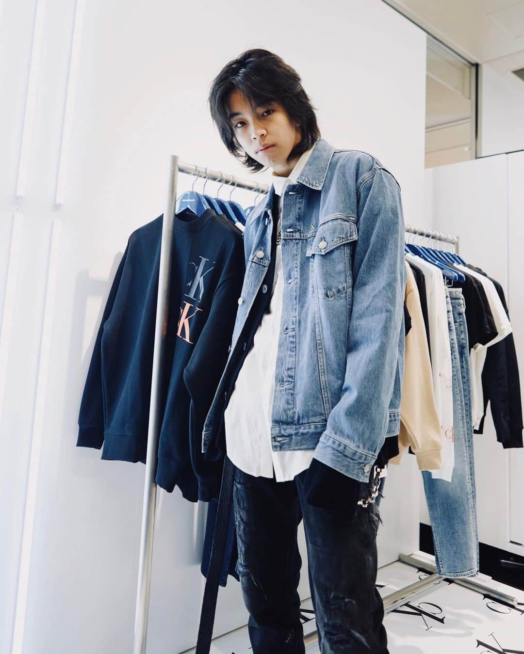 YOSHI（よし）さんのインスタグラム写真 - (YOSHI（よし）Instagram)「CK ONEのPOP UP STOREに行ってきた。 やっぱり自分のでっかいポスターには興奮したな👍  俺がアートしたTシャツやロンTはお店で買った人に抽選であたる。GET方法は店員さんに聞いてみて😎  渋谷スクランブルスクエアで11月16日まで開催中🖤🖤🖤  #mycalvins」10月19日 17時34分 - yoshi.226